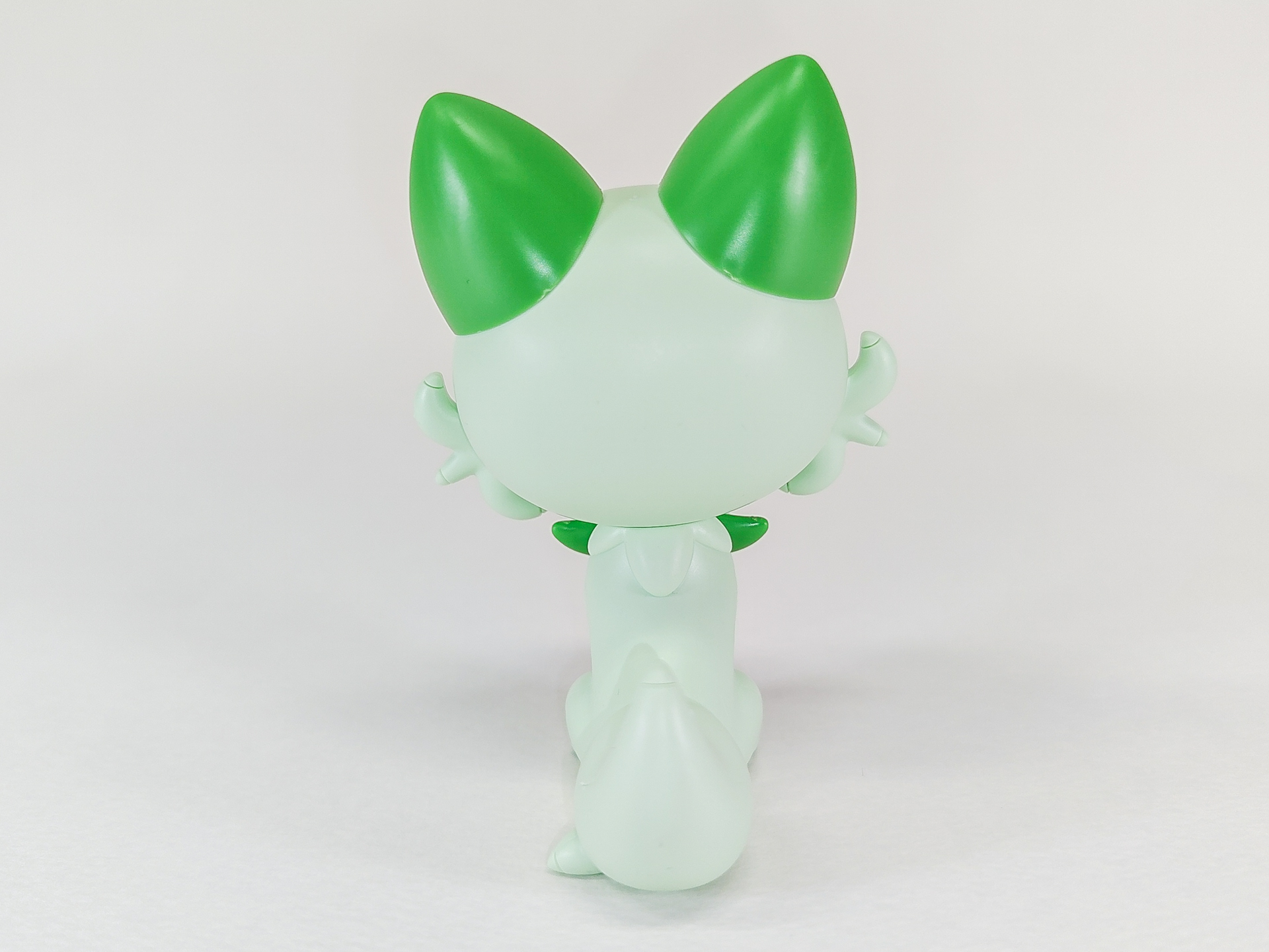 後ろから見るとヒゲの裏などには合わせ目が見える。こういうアングルでしか合わせ目が見えないようになっている