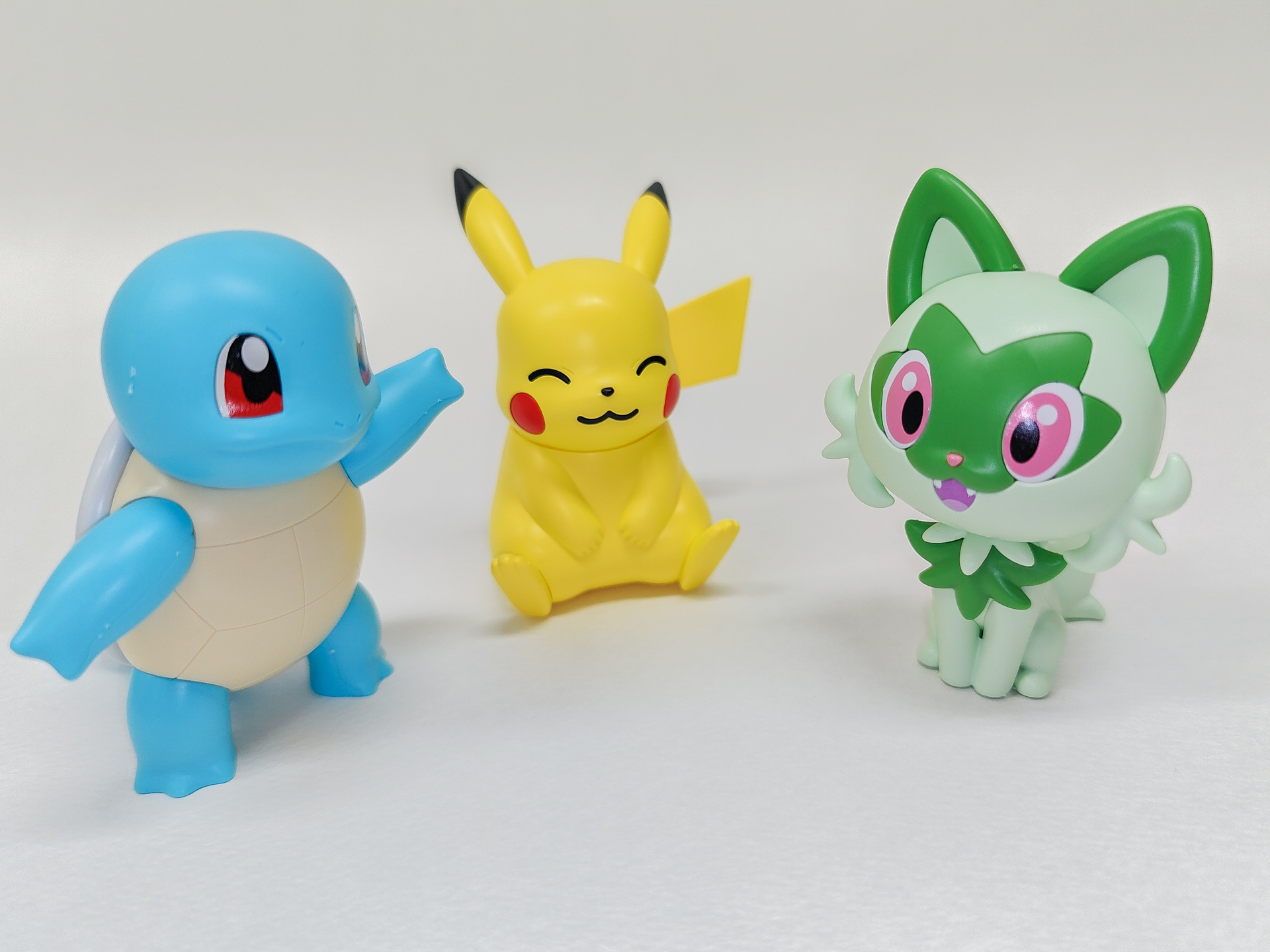 「ポケモンプラモコレクション クイック!!」は複数のポケモンたちを並べて楽しいシリーズ。写真は「ポケモンプラモコレクション クイック!! 17 ゼニガメ」と「ポケモンプラモコレクション クイック!! 16 ピカチュウ(おすわりポーズ)」