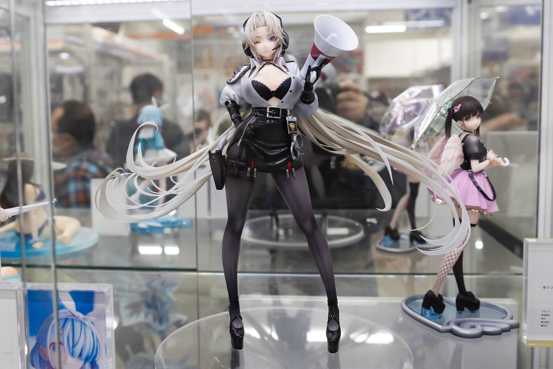 フィギュアの素材はPVCとABSで、台座部分を含む全高は約280mmだ