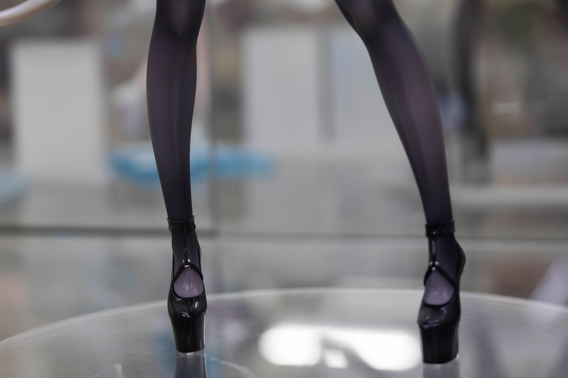 足元はかなり厚底のヒールを履いている