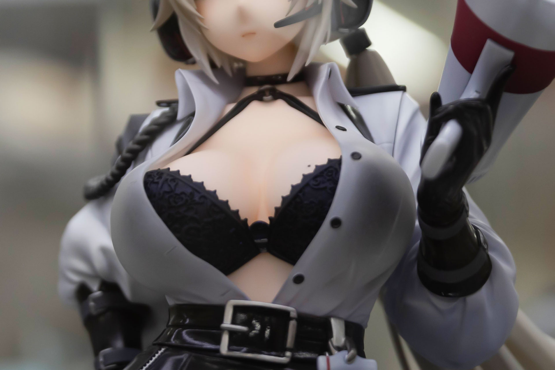 大きすぎる胸元は、ボタンが止められないほど膨らんでいる!?