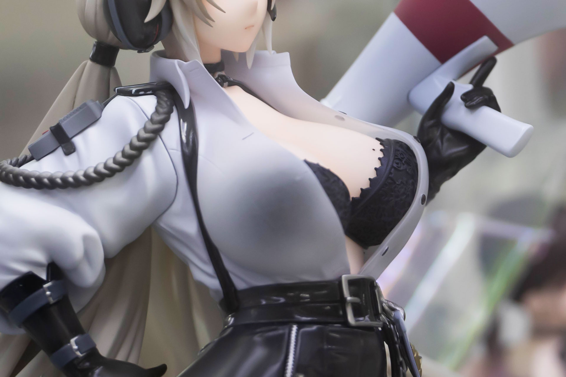 上から羽織っているシャツにもクリアパーツが採用されており、若干なかの下着が透けて見える