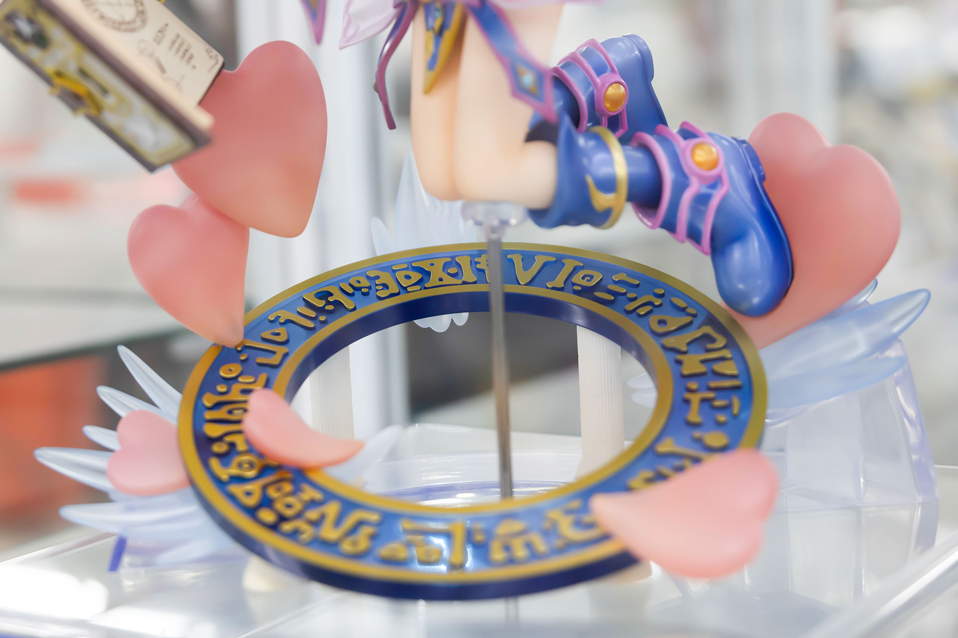 台座部分にも独自のデザインが採用されている