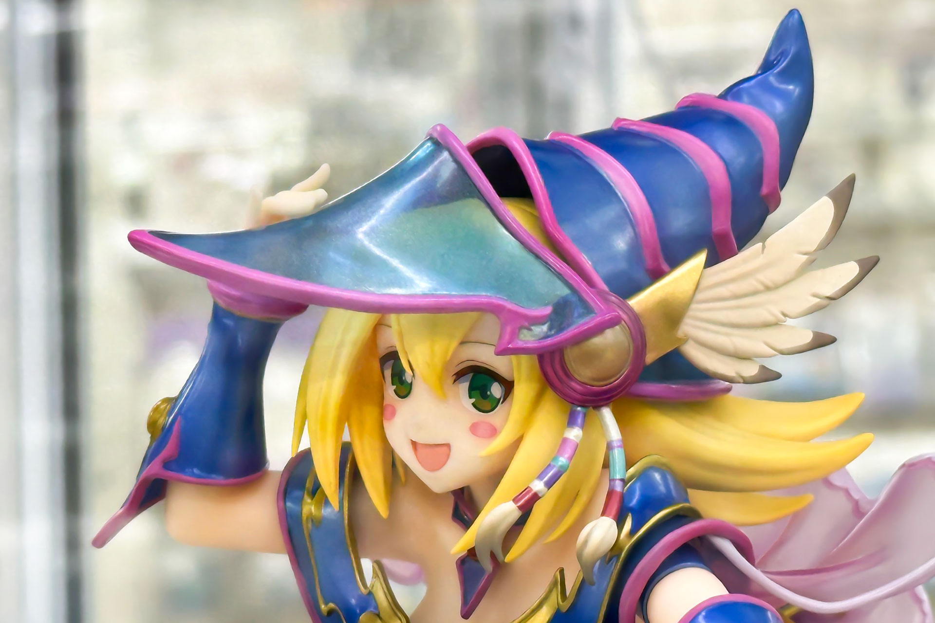 帽子の部分だけでもなかなかハデ目なデザインだ