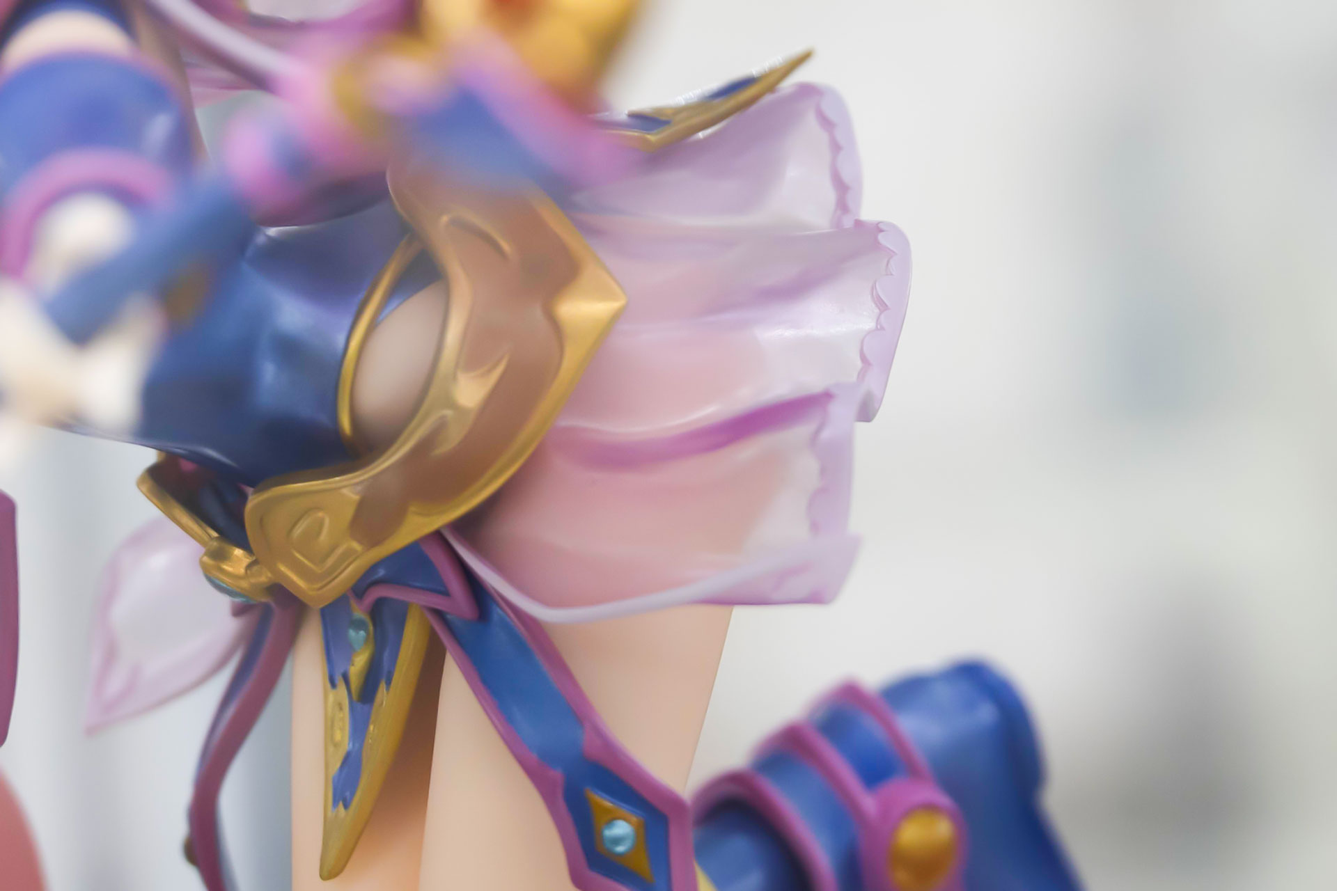 腰のあたりに付けたひらひらした衣装もスケスケだ