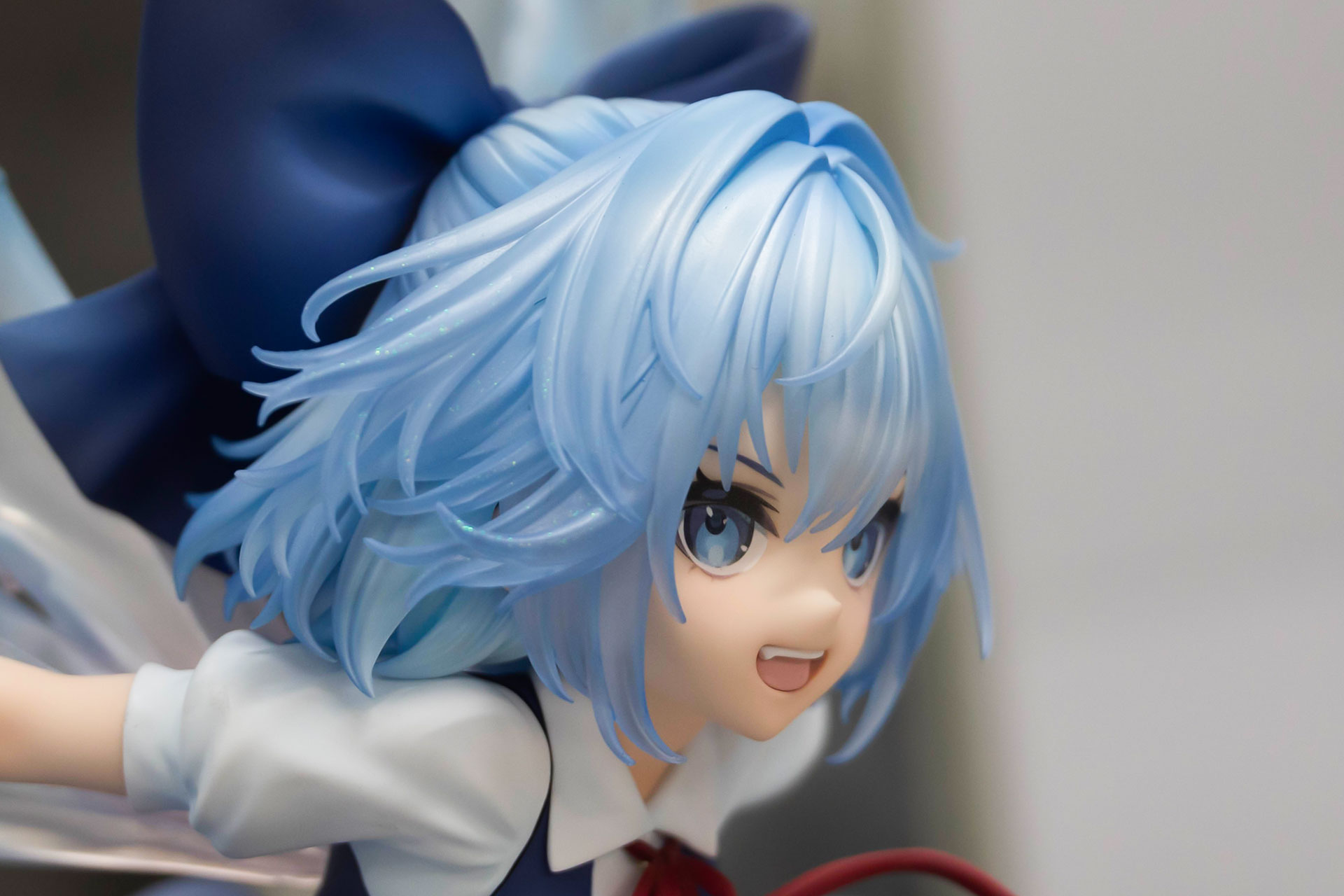 サイドの髪の部分を見ると、ラメのようなものが入っているのがわかる