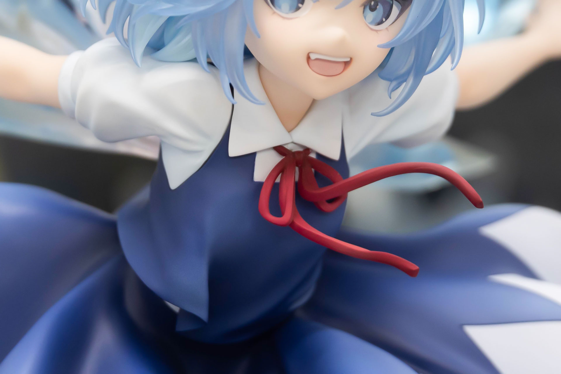 赤いリボンや服のよじれ方など、見事な造形だ