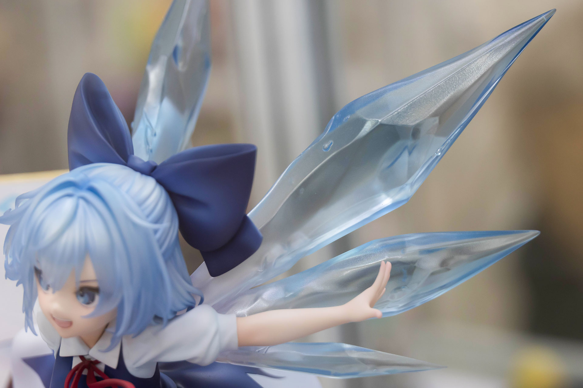 背中から映えている氷のような部分には、クリアパーツが採用されている