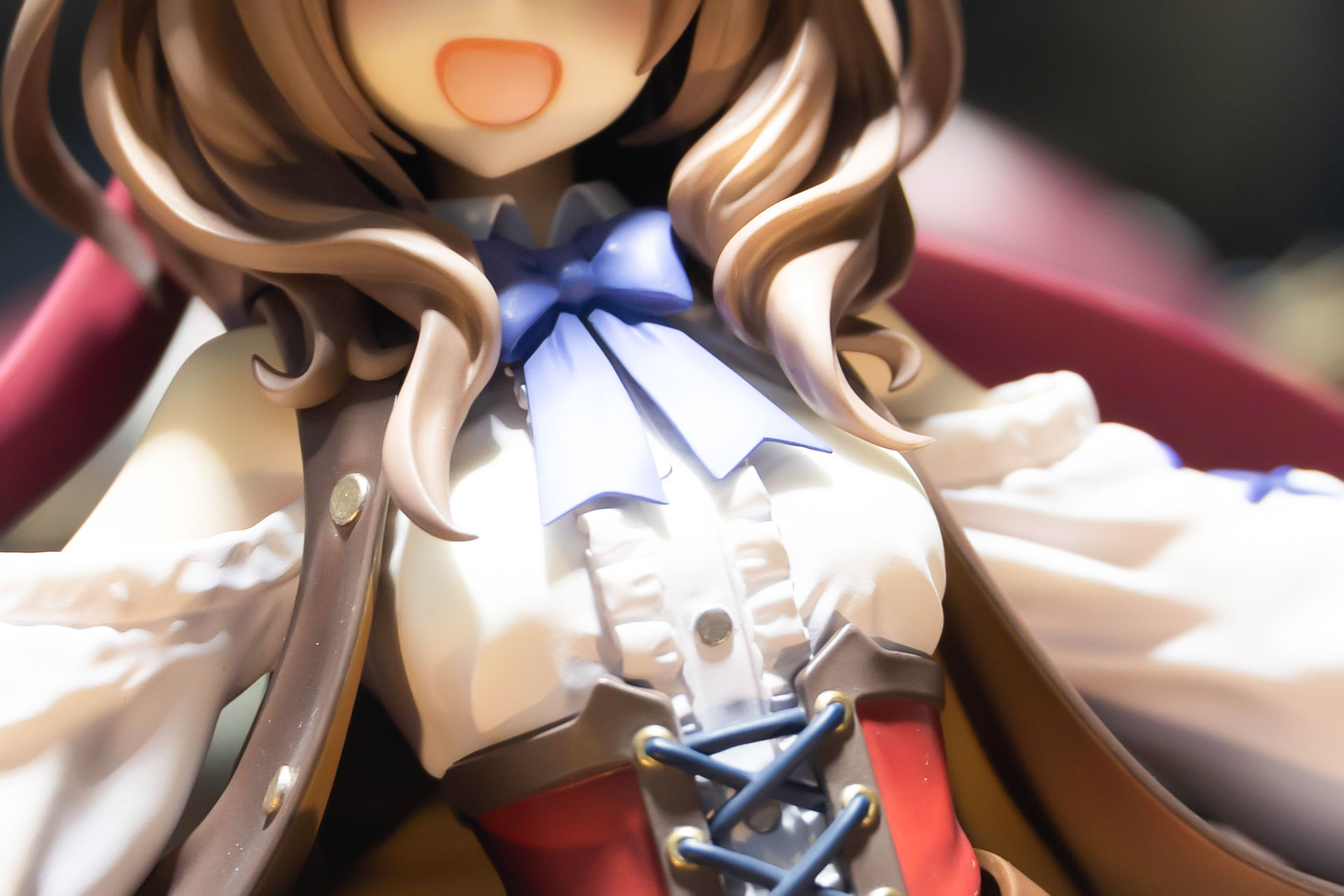 シャツの細かいシワなど絶妙な造形だ