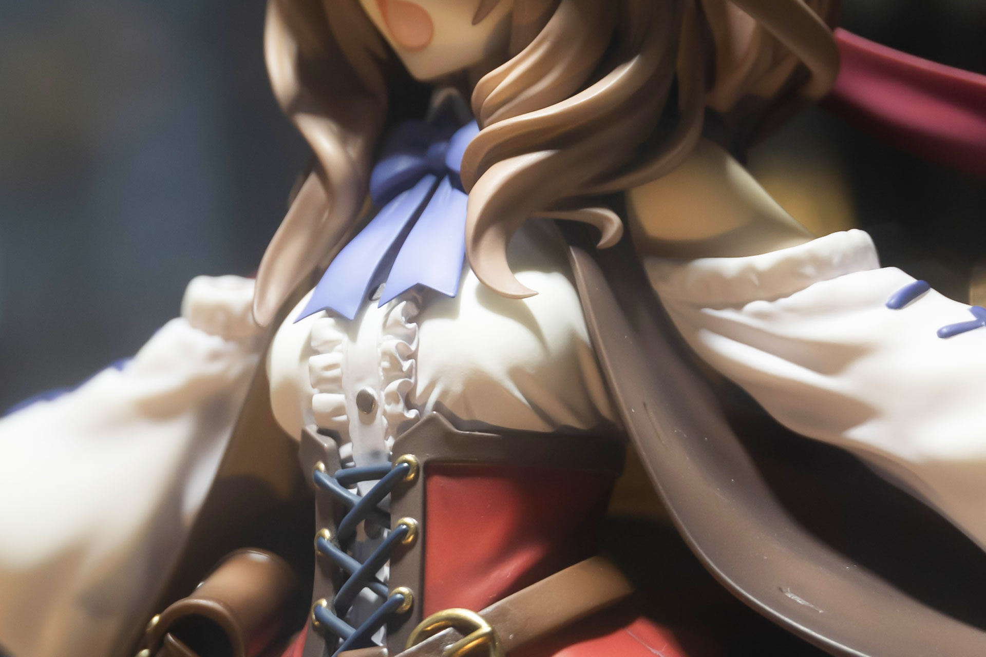 ウェスト部分はコルセットのように紐で締め付けられている