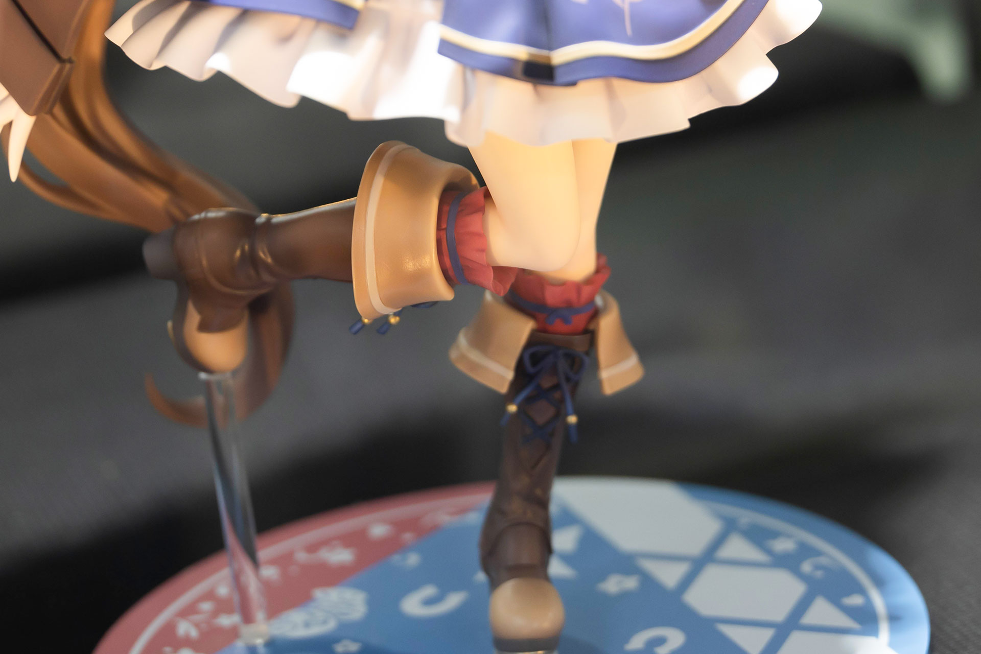 片足を上げているポーズもキュート！