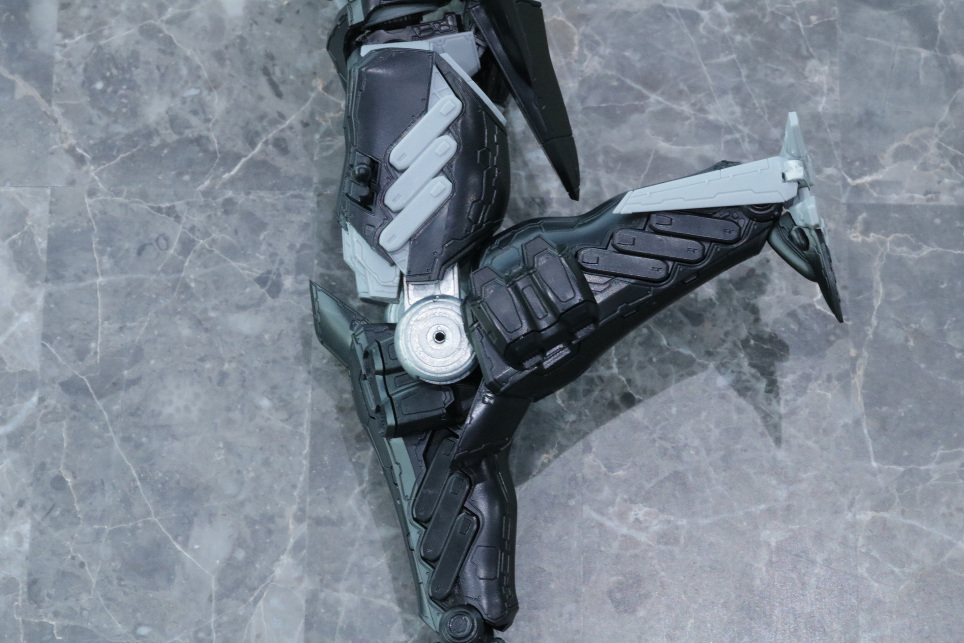 膝関節はスライドギミックを搭載し、大きく曲げることができる。※写真は未塗装のテストショット