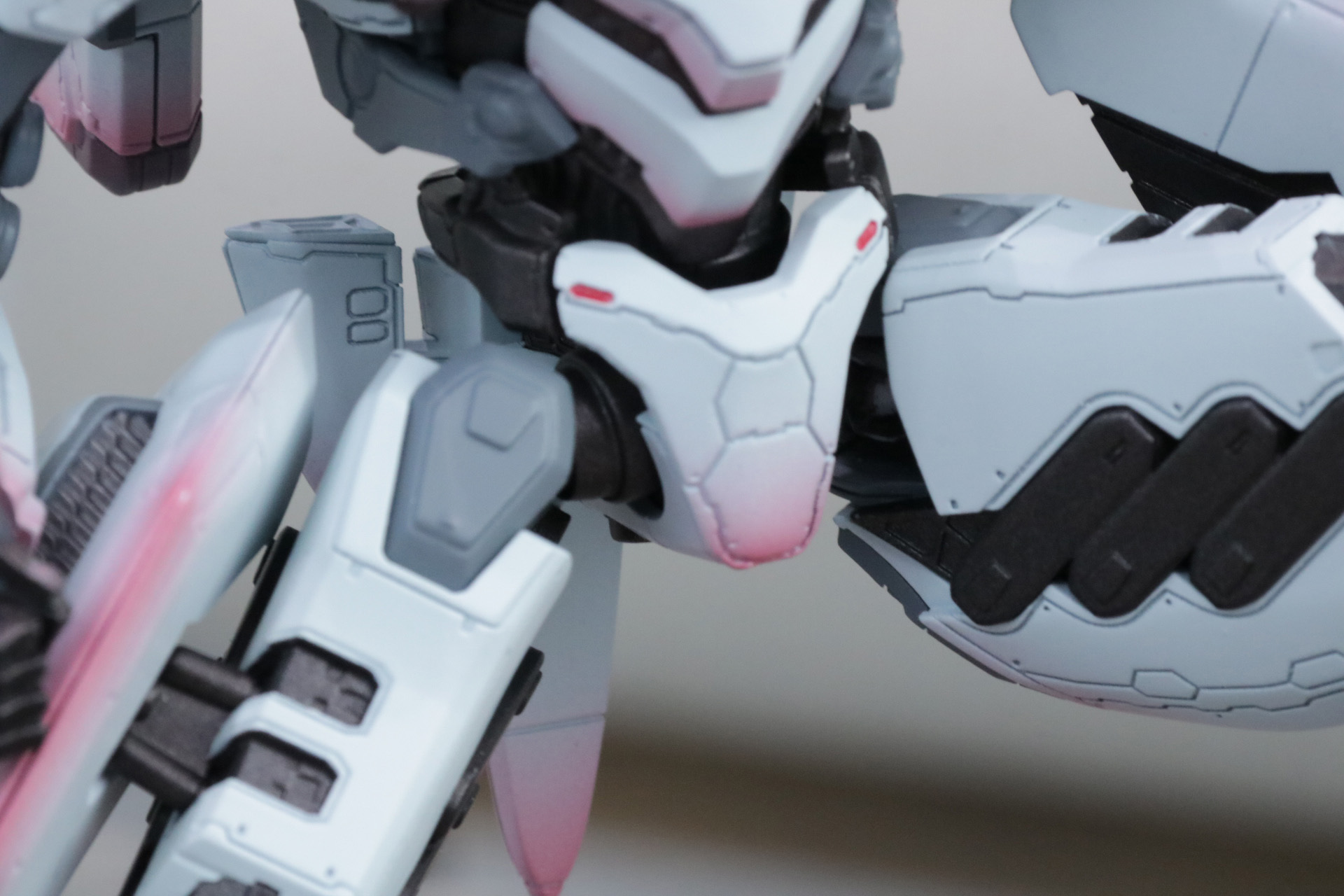 股関節部分もしっかりと足を上げられるようになっている