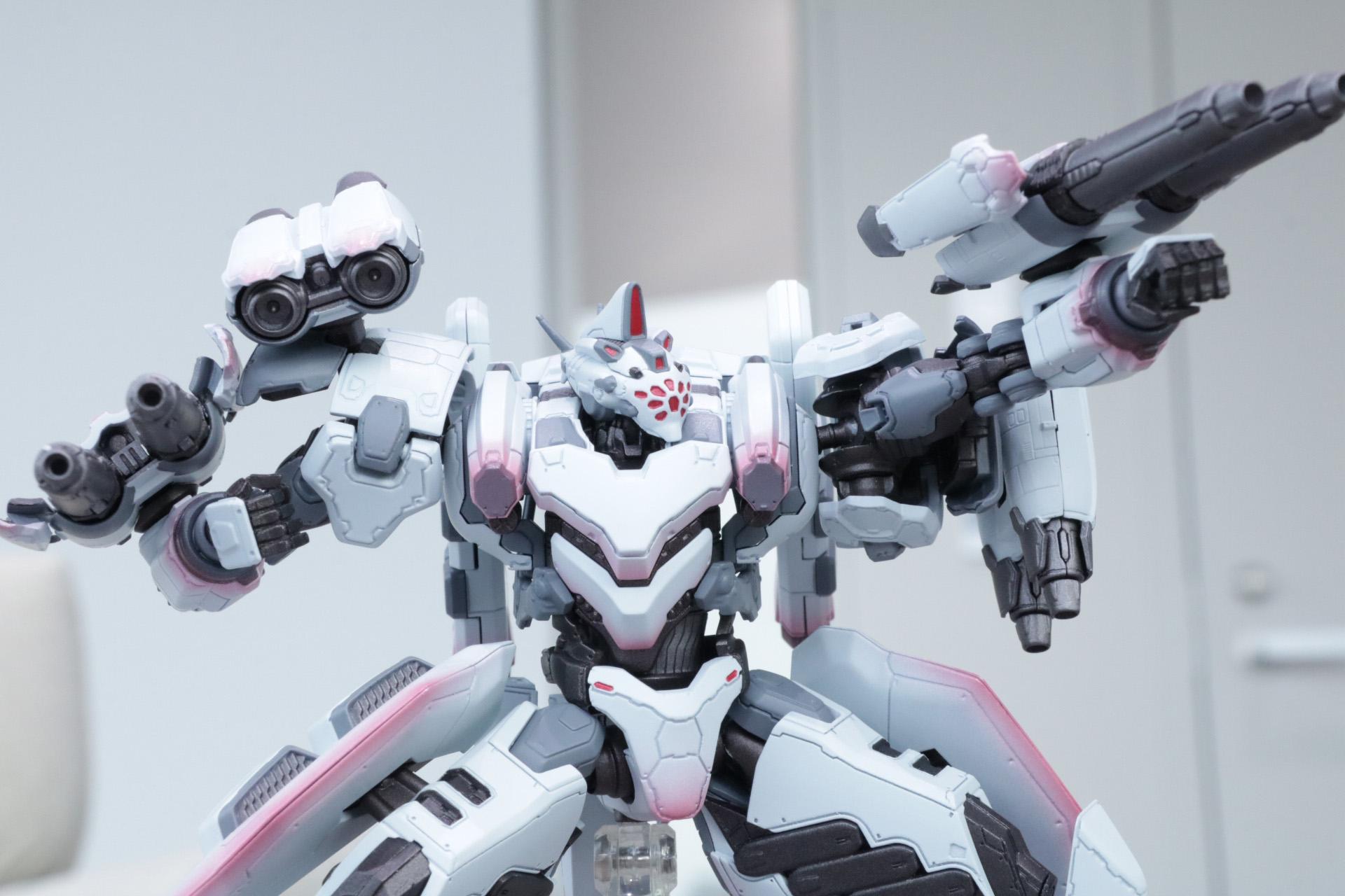 重量感ある武装を振るう姿も表現できる