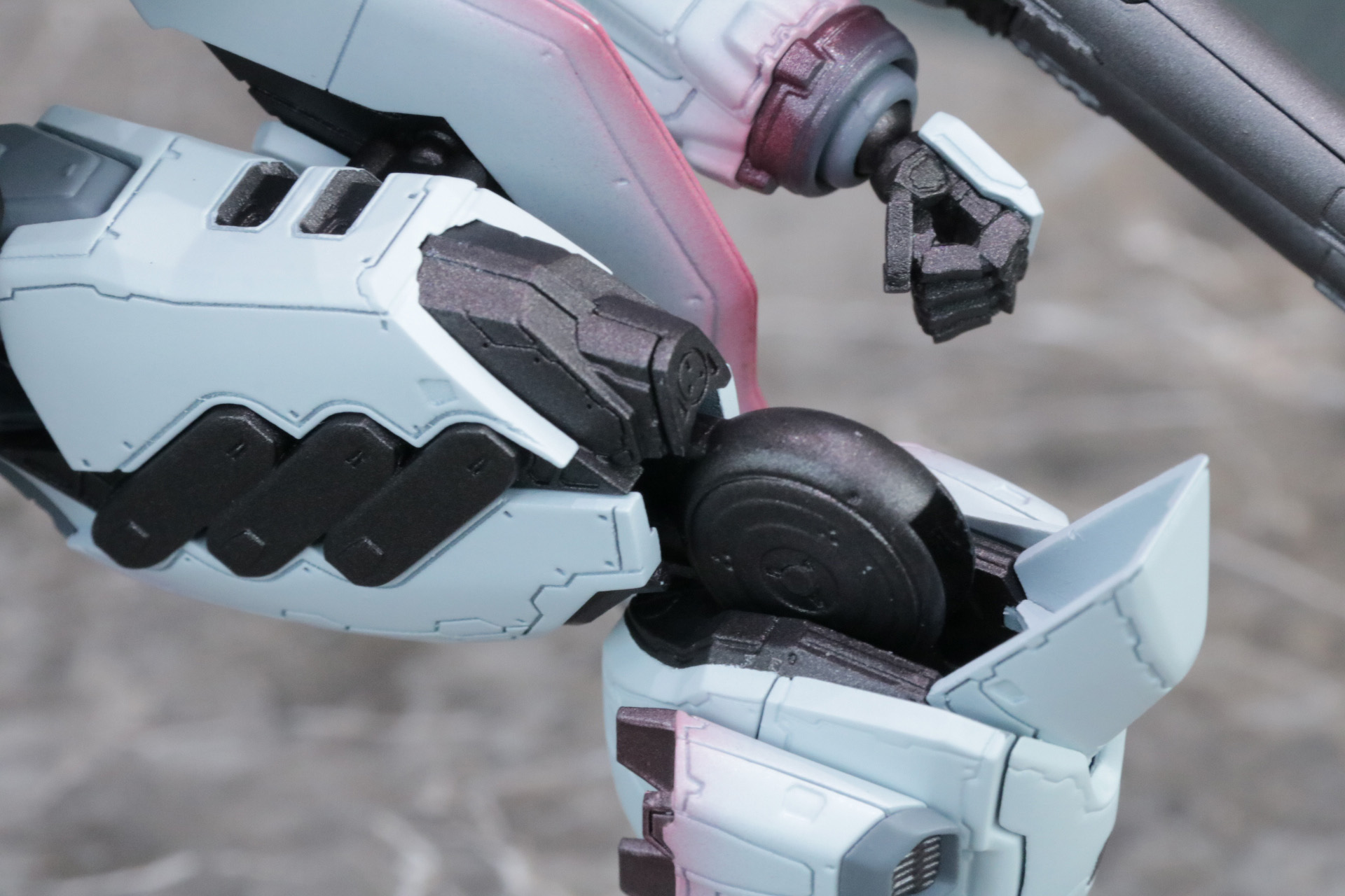 膝関節はダイキャストパーツに塗装が施される仕様となっている