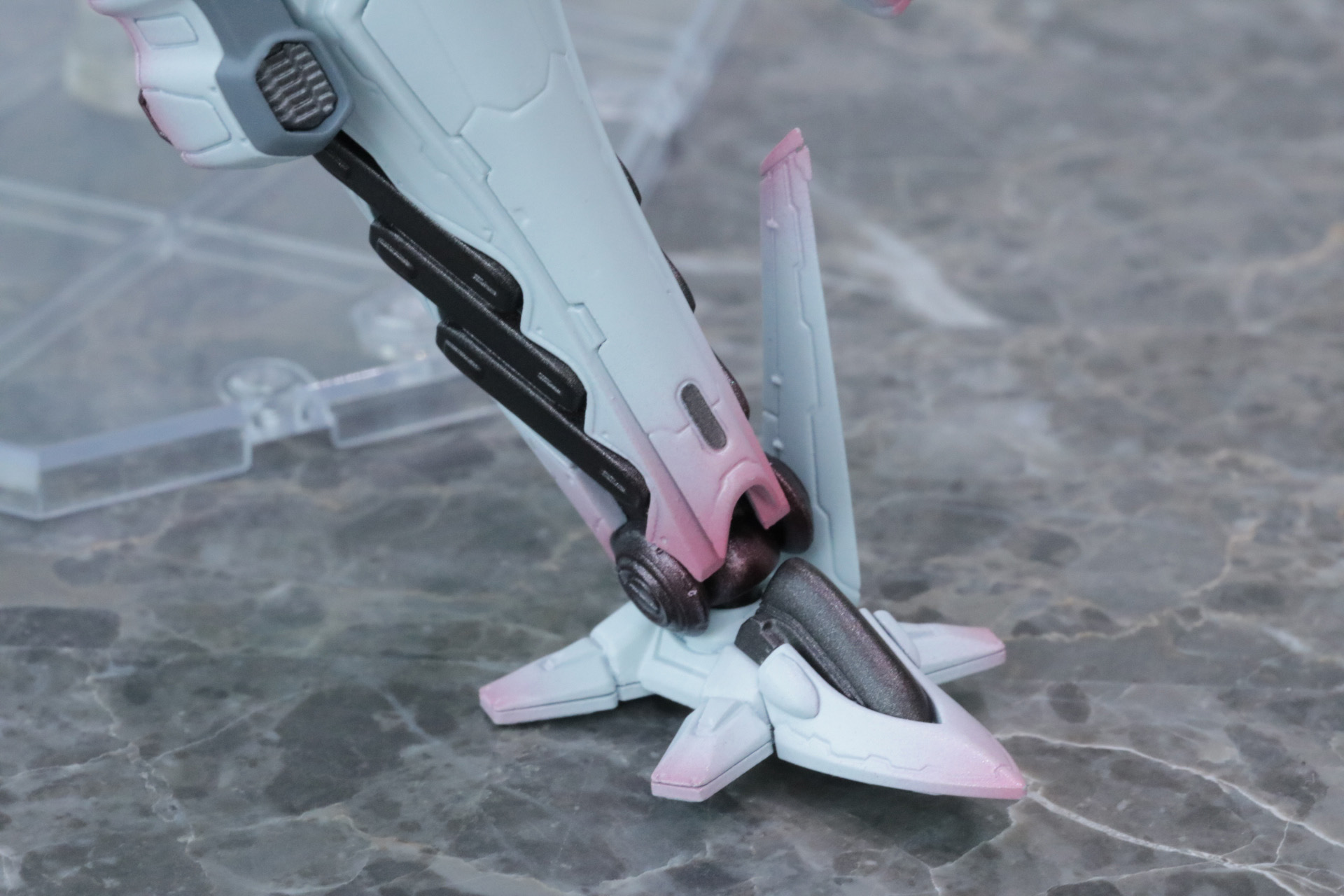 細い足首部分にもダイキャストが使われている