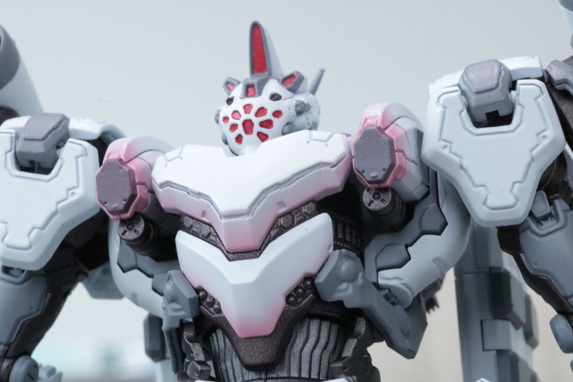 各部で表現されたグラデーション塗装が怪しげな雰囲気を醸し出す