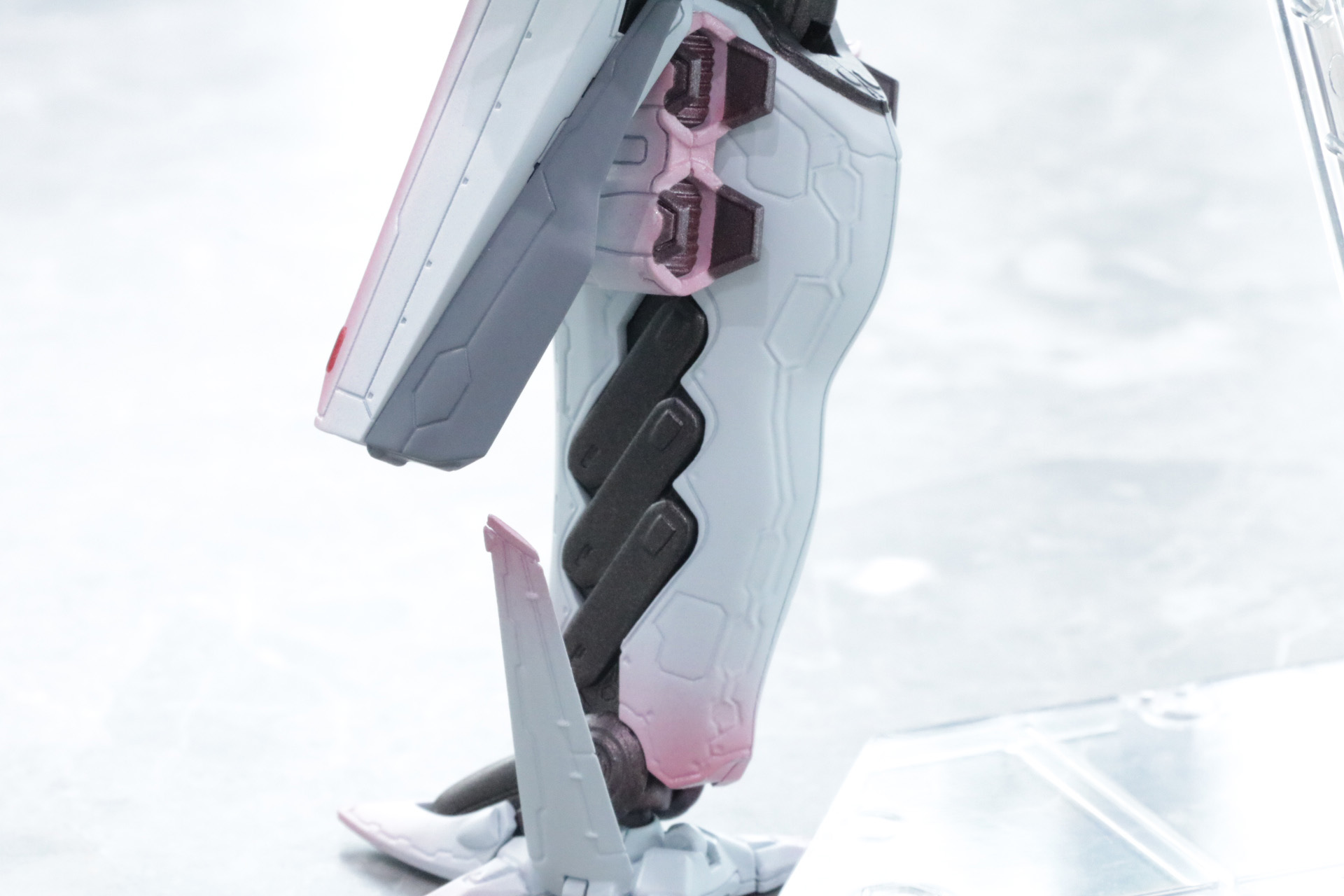 機体の先端やノズル口など細かい部分にも塗装が施されている