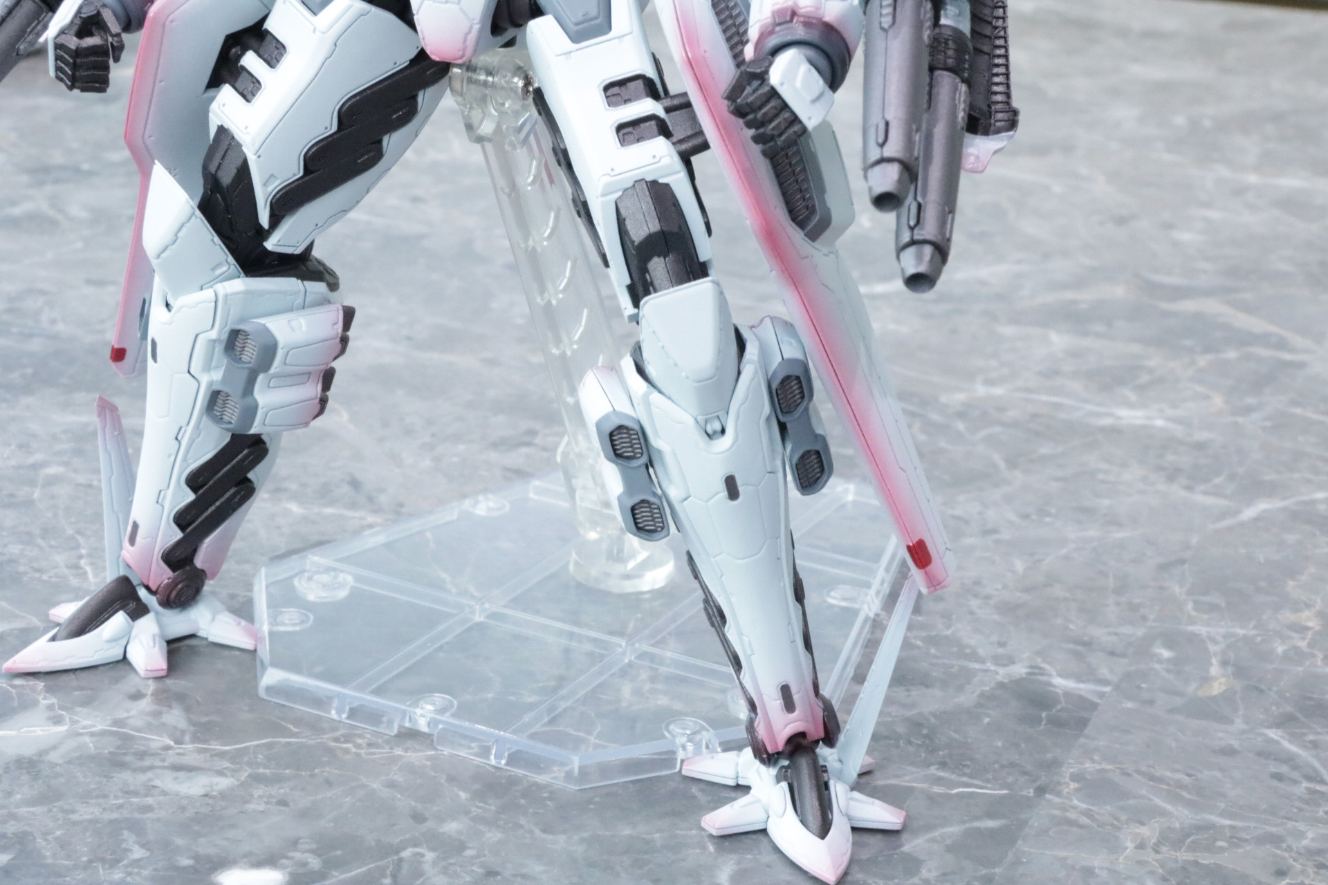 脚部はシャープな印象