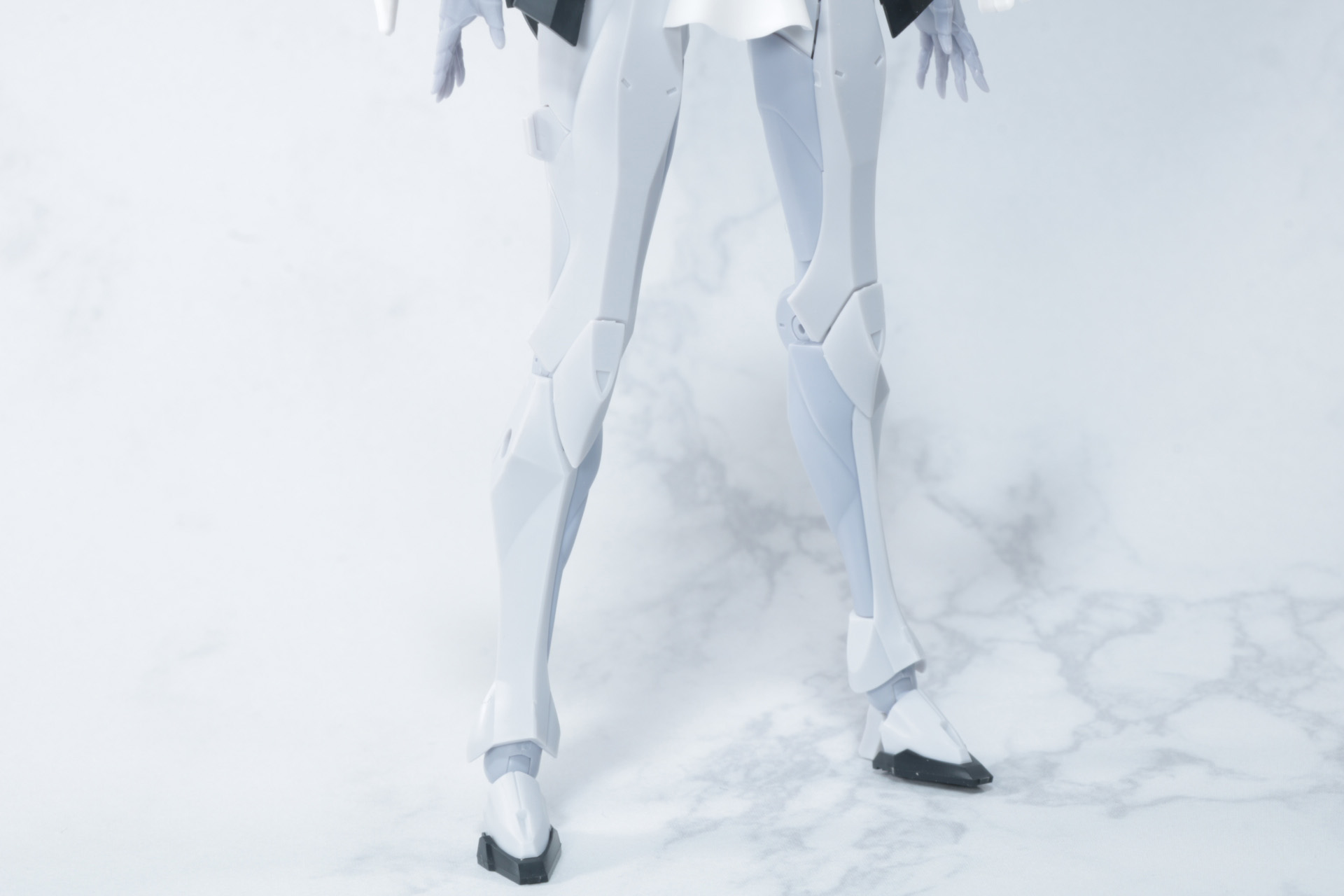 脚部はすらっと長く美しい脚線美となっている