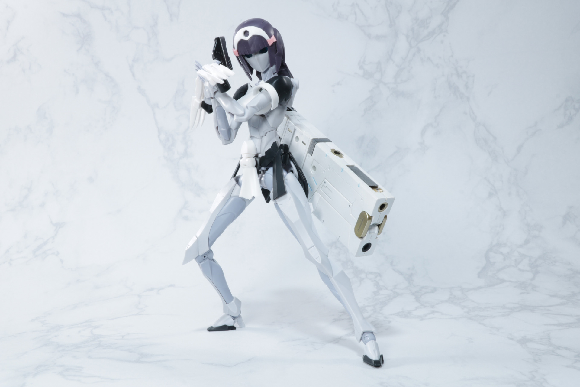 ハンドガンを手にアクション