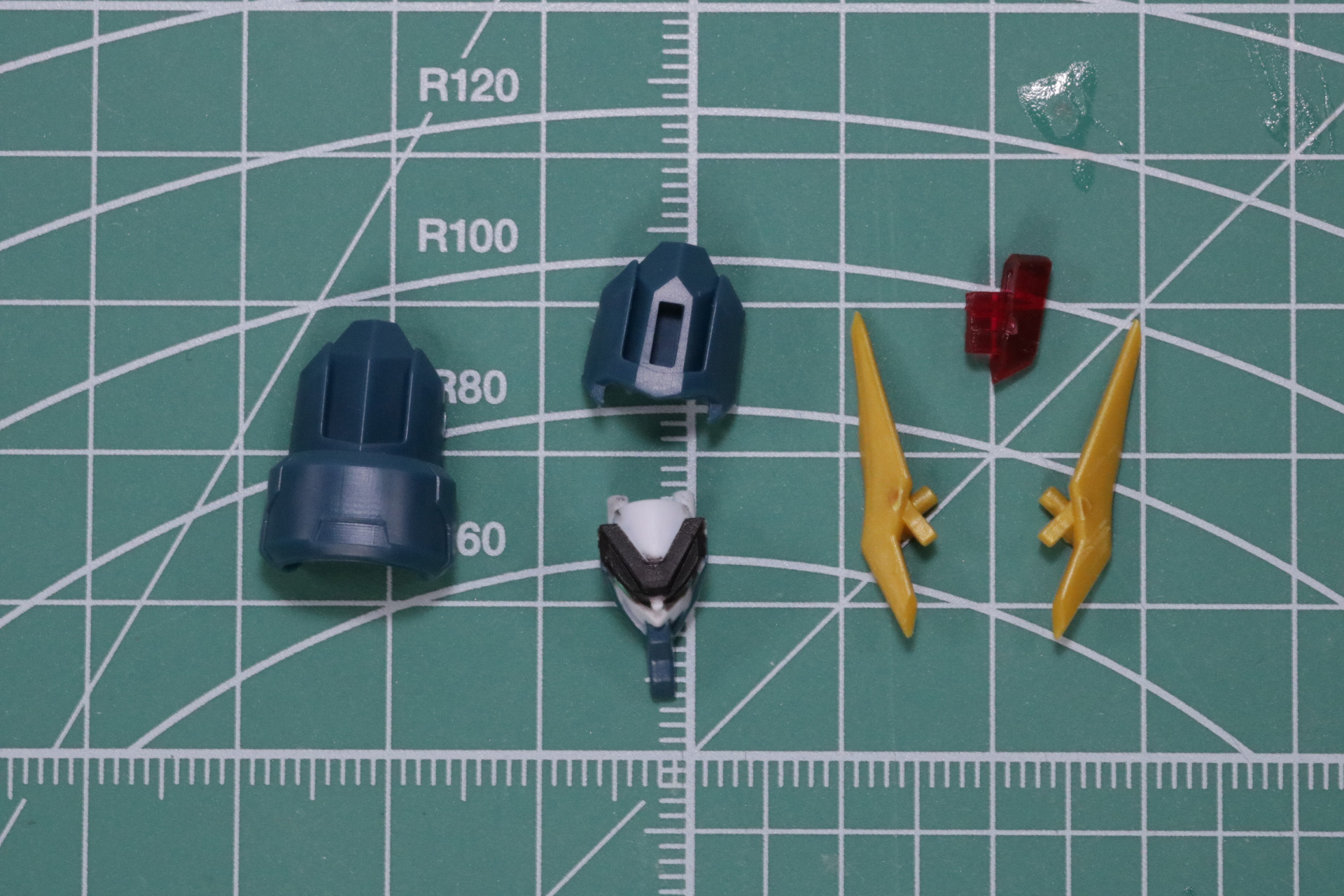 小さくも色分けされ、ヒロイックな顔つきもしっかり表現されている