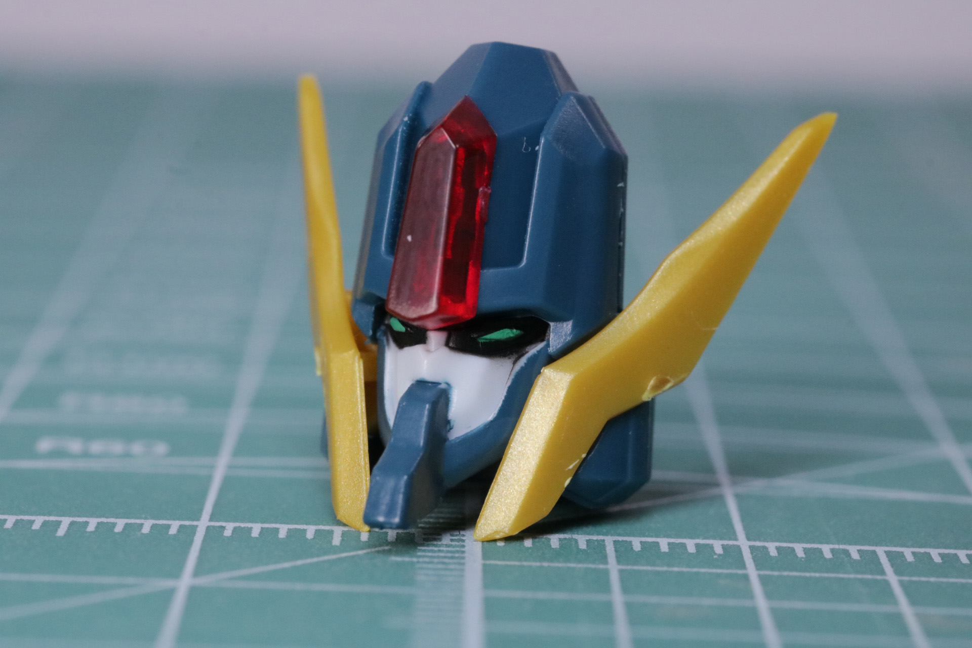 小さくも色分けされ、ヒロイックな顔つきもしっかり表現されている