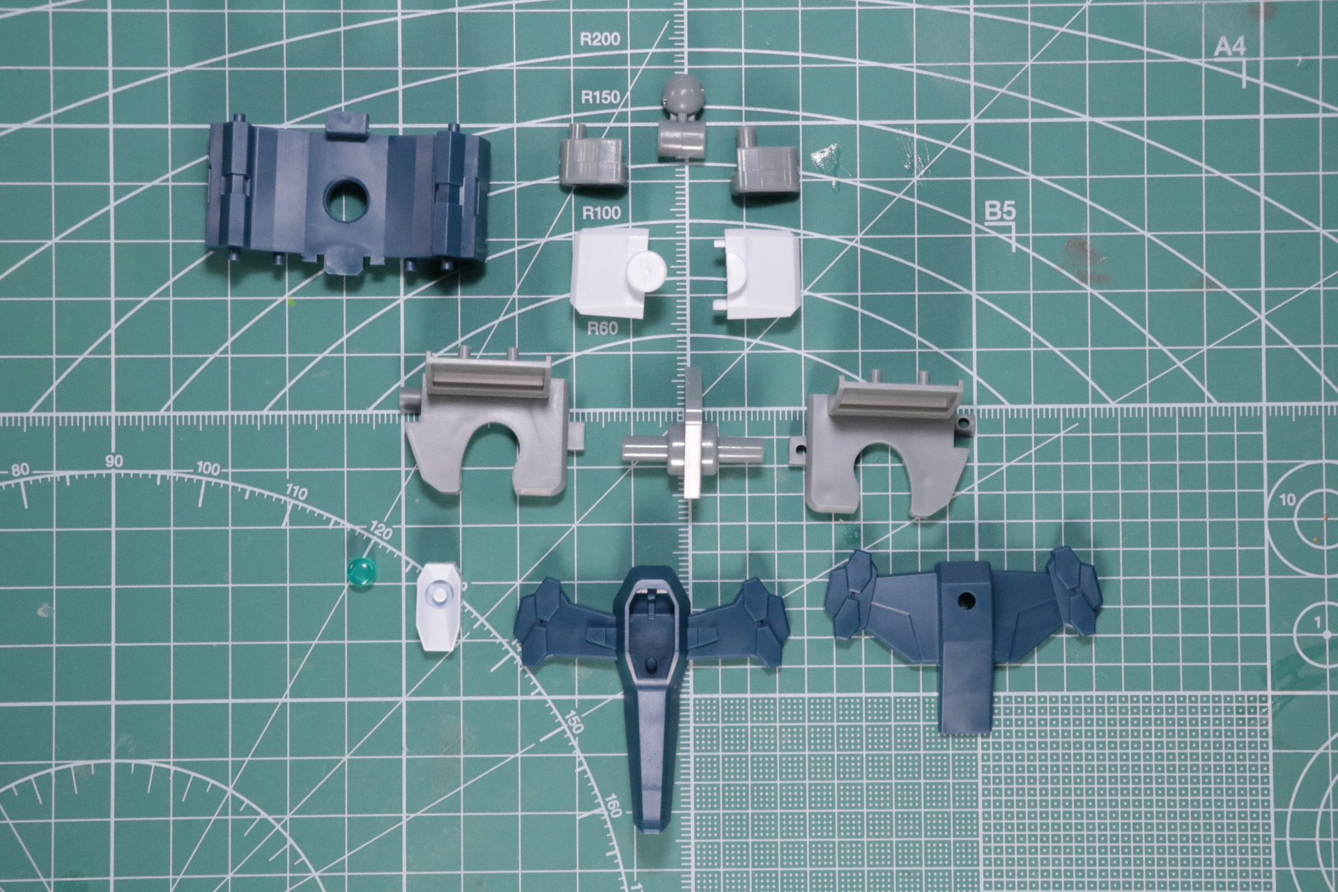 腰回りのがっしりとした造形に腹部のくびれ造形を再現