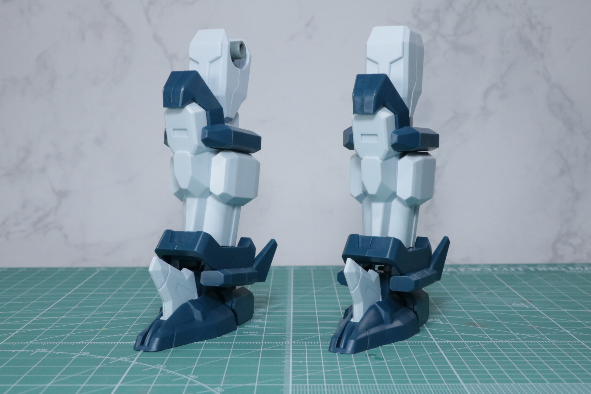 脚部も細かくパーツ分けされ、造形と色分けが施されている