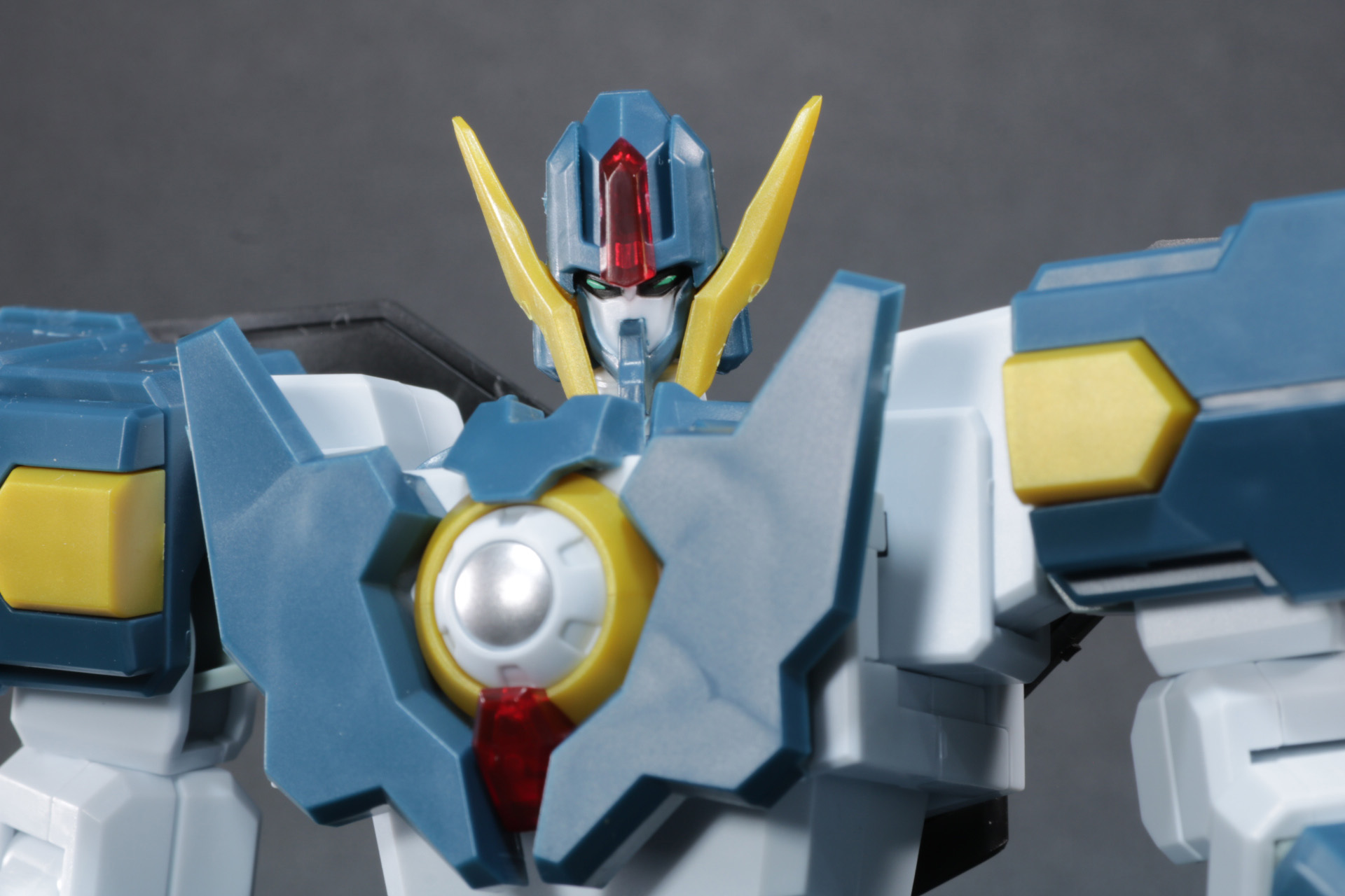 マッシブ上半身ながら表情がしっかりと見える頭部