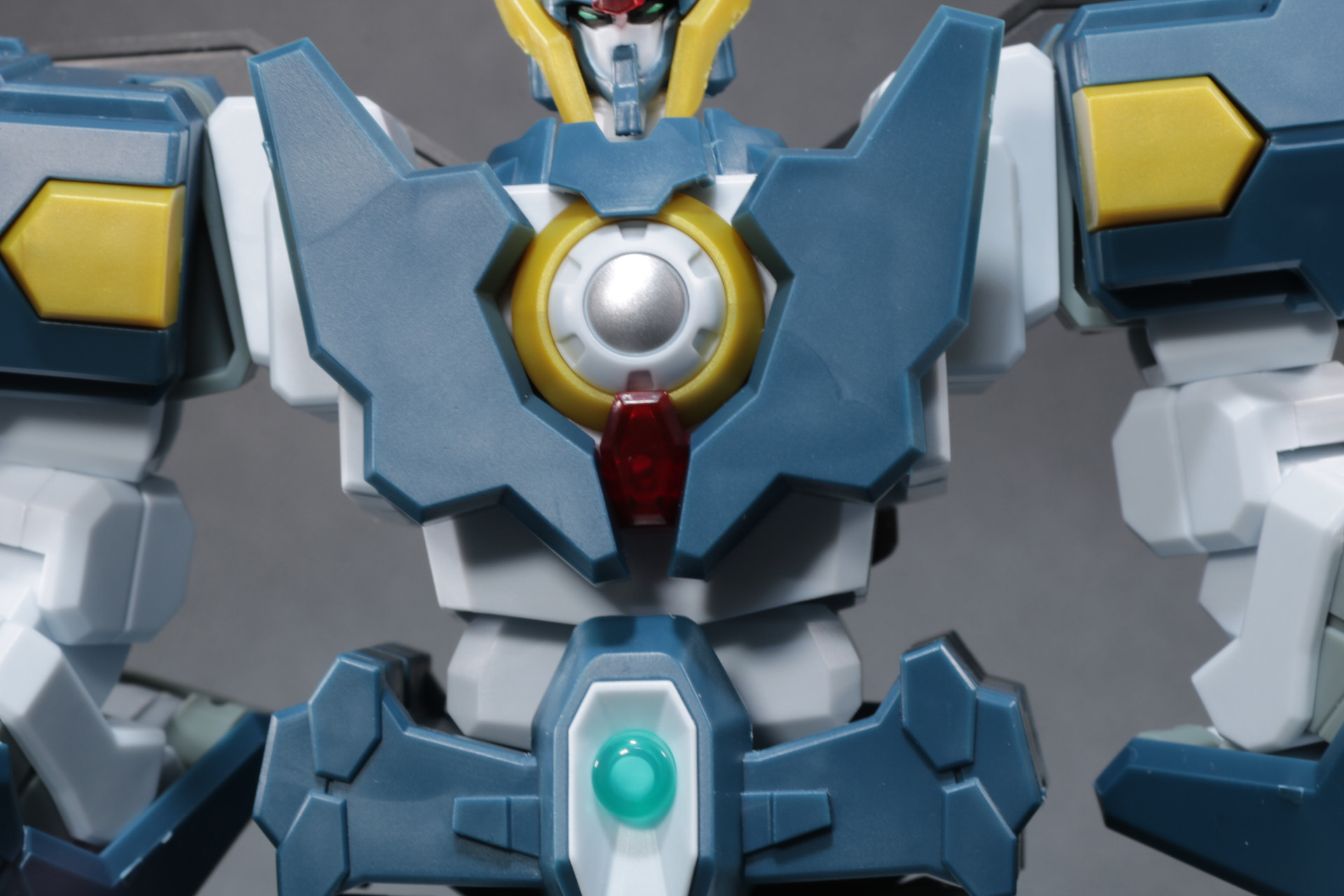 胸部の造形も存在感あるバランスとなっている