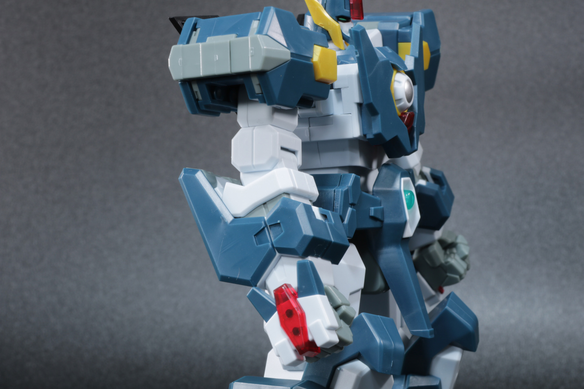 腕部もメリハリのある力強いデザインが再現されている