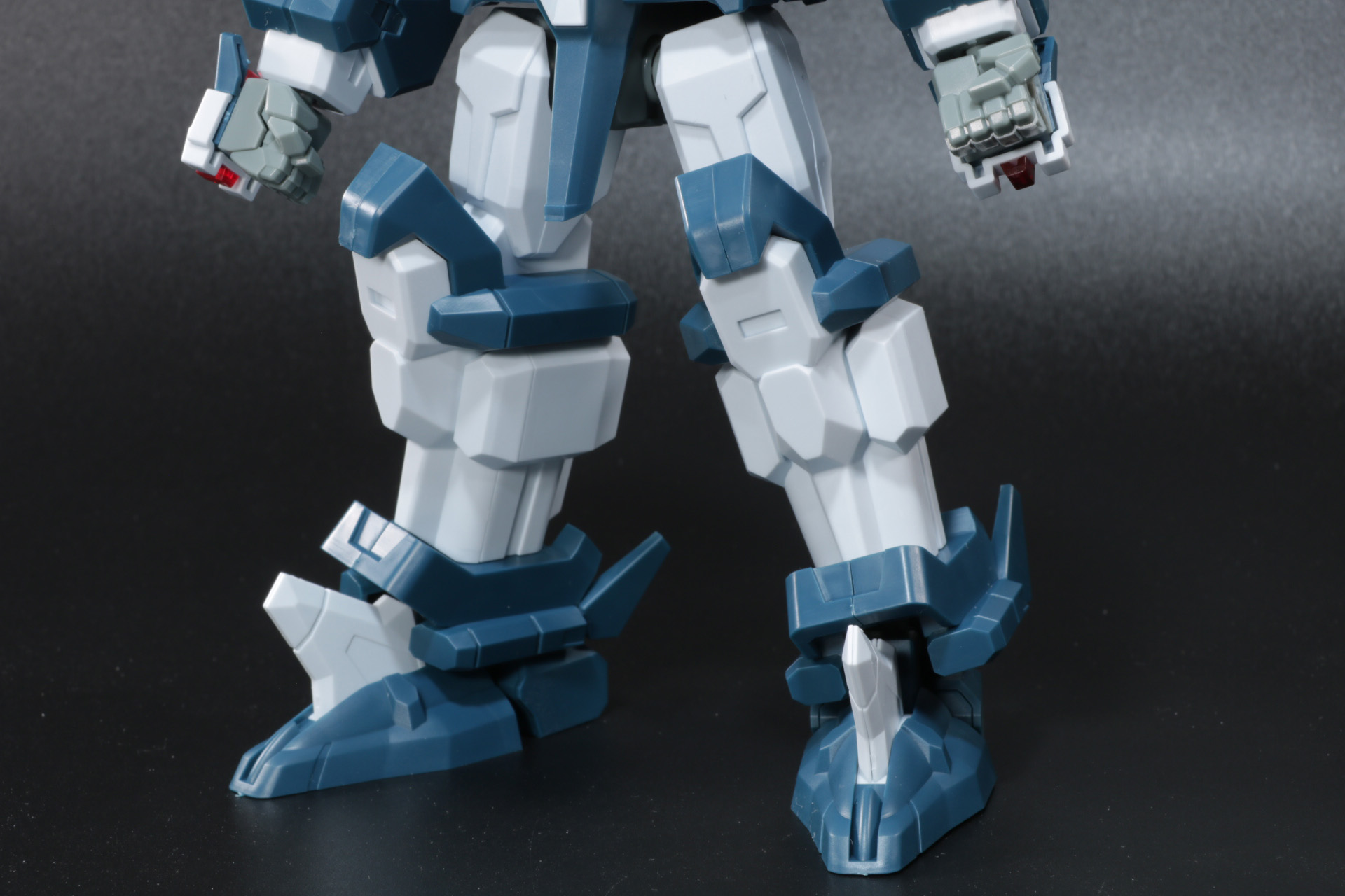 大きな脚部も武骨で安定感がある