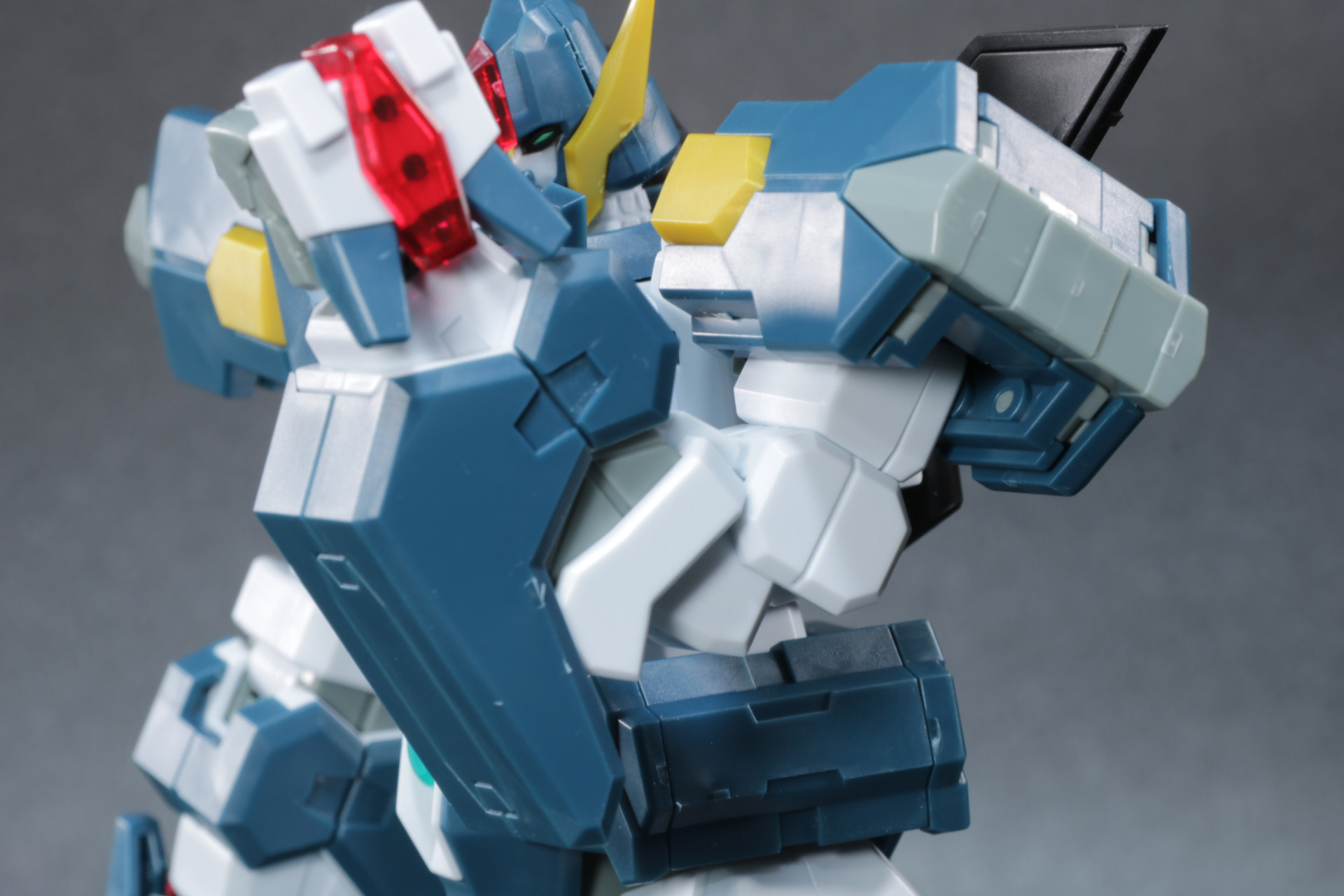 肘関節もしっかりと動き、メリハリのあるアクションが可能