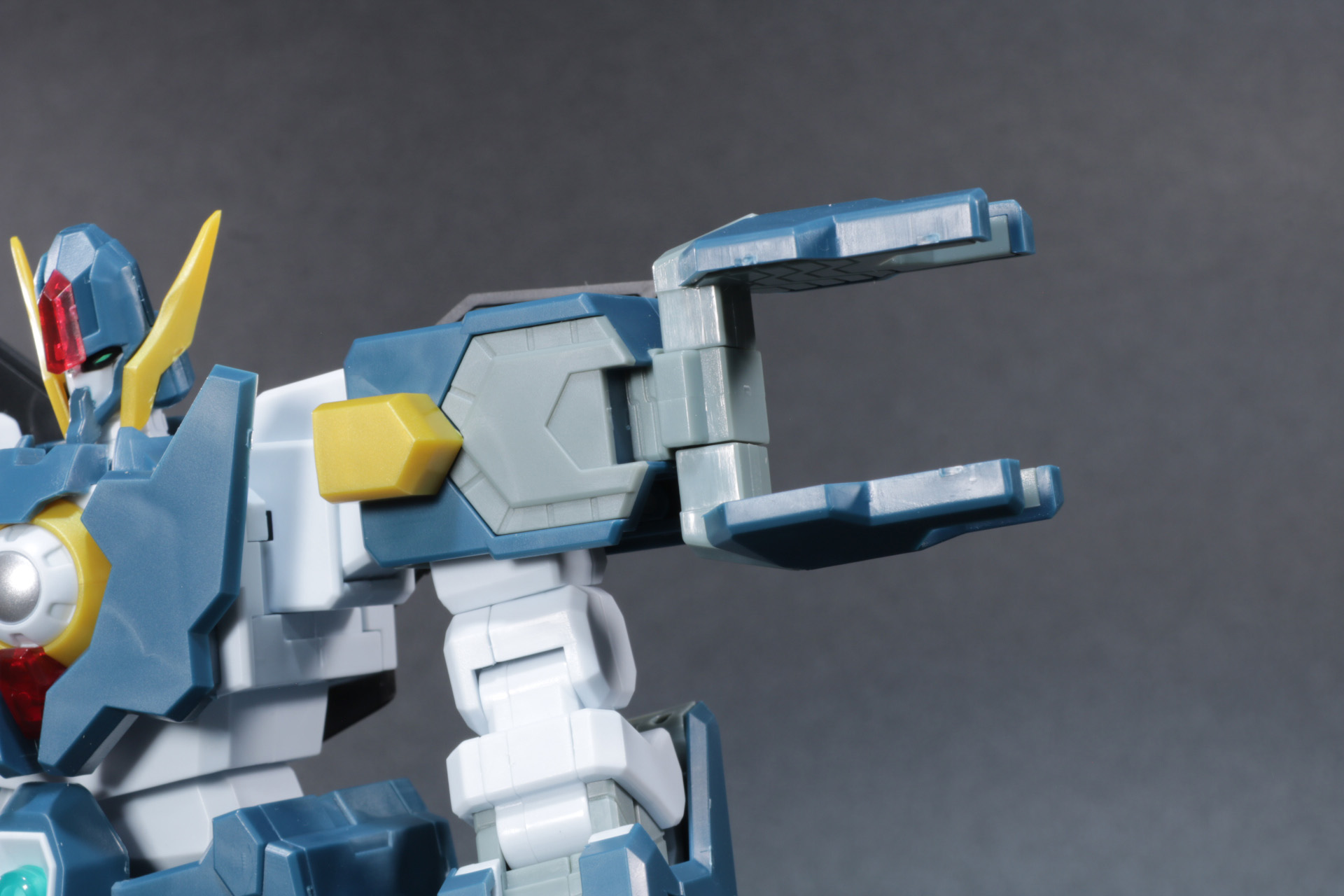 肩アーマーを展開した飛光斬盤射出状態