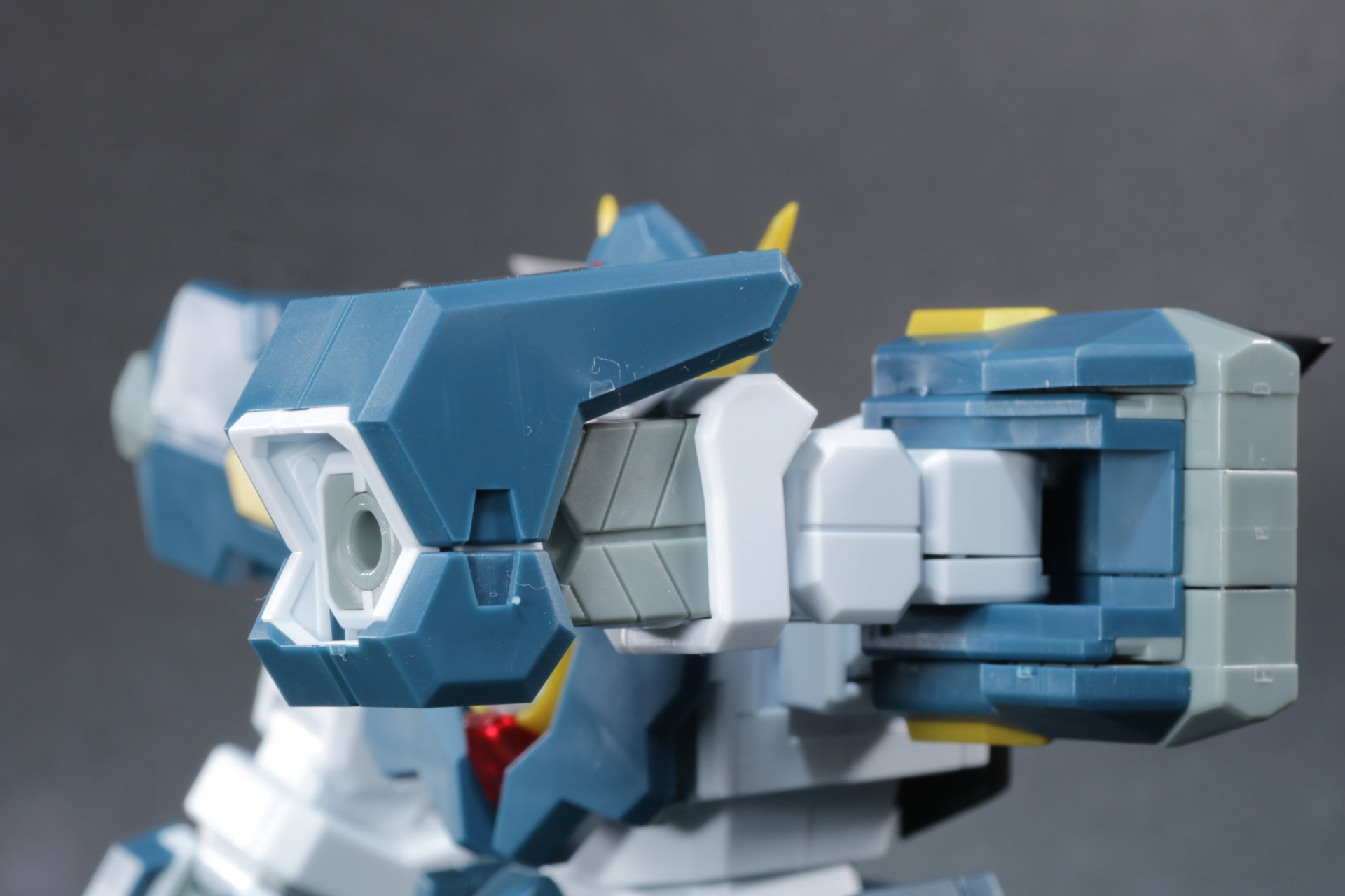 手首パーツを外し、前腕アーマーをスライドさせた射魔破弾射出状態