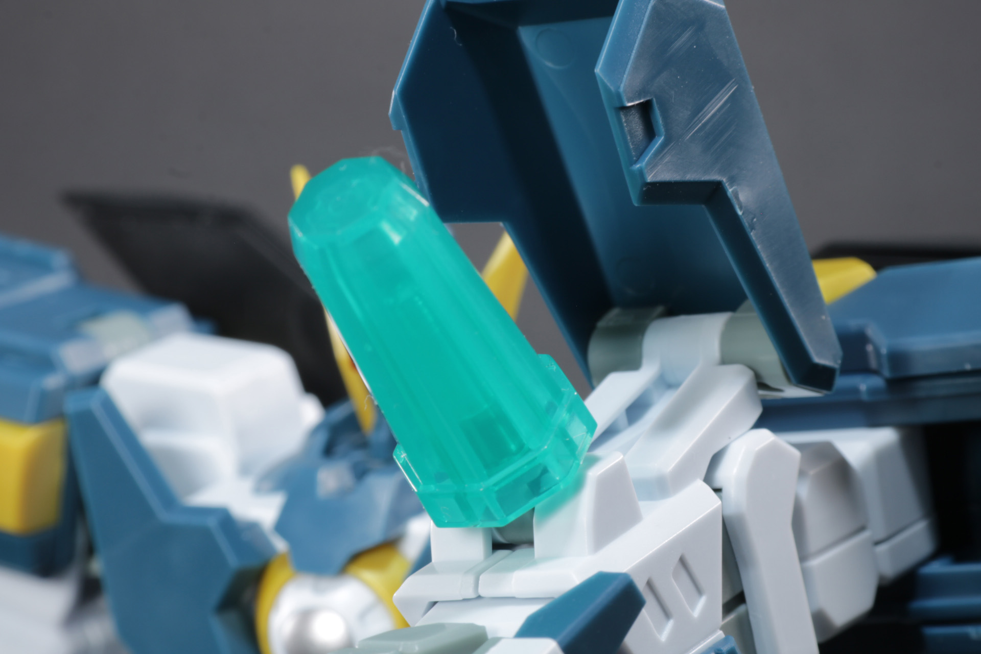 クリアパーツ部分は形状重視パーツを被せることで劇中に近い造形に