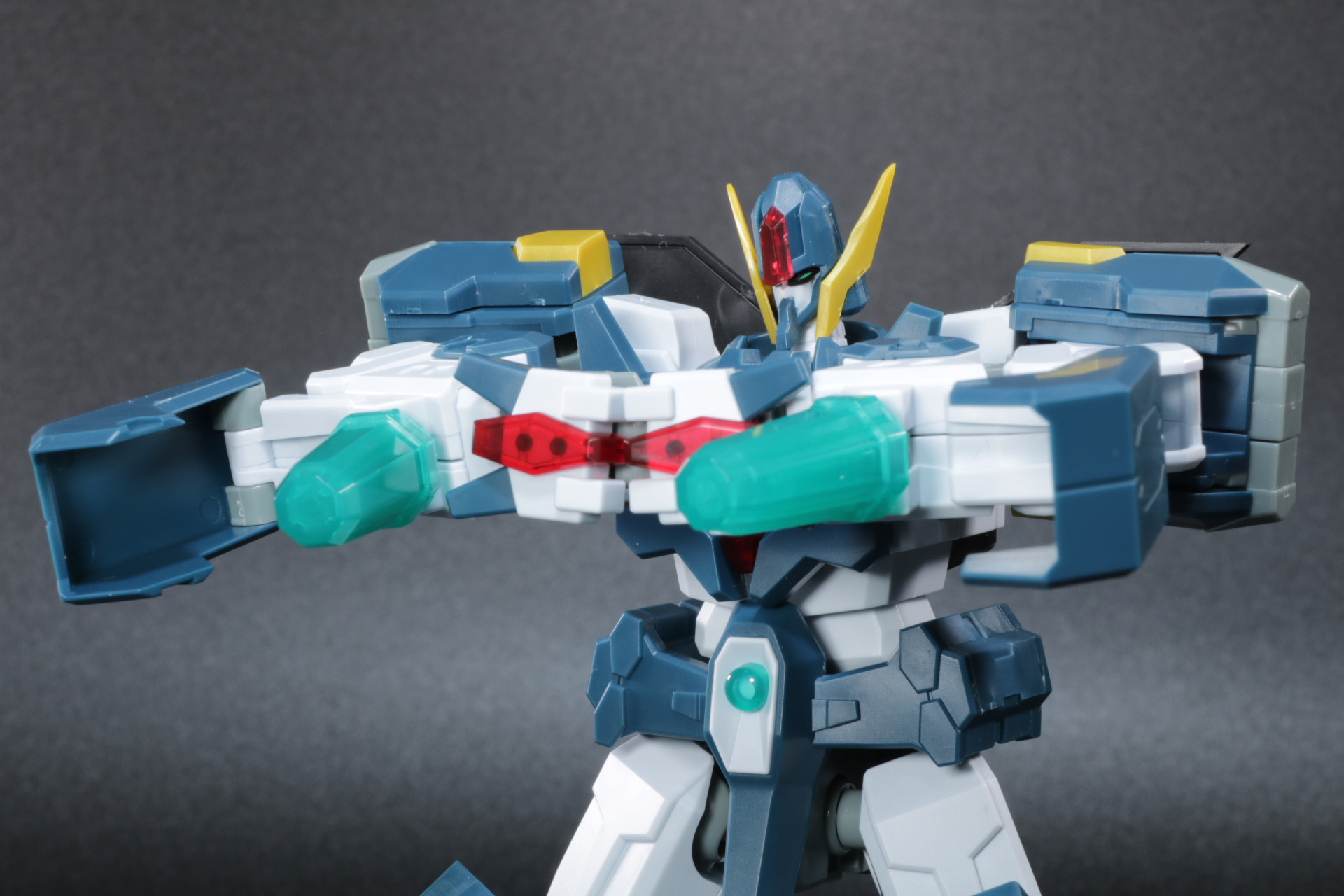 拳を合わせた特徴的なポーズも再現できる