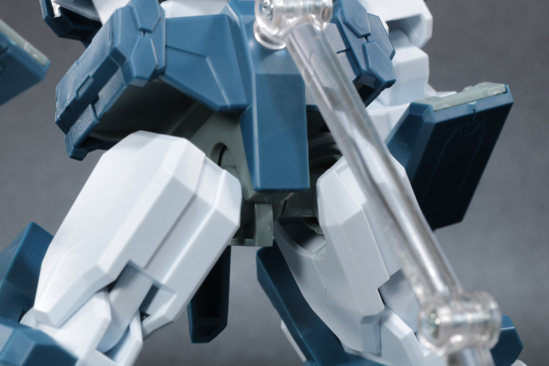 股関節部分にも引き出し機構が備わっており、キックなどのポーズが取りやすくなっている