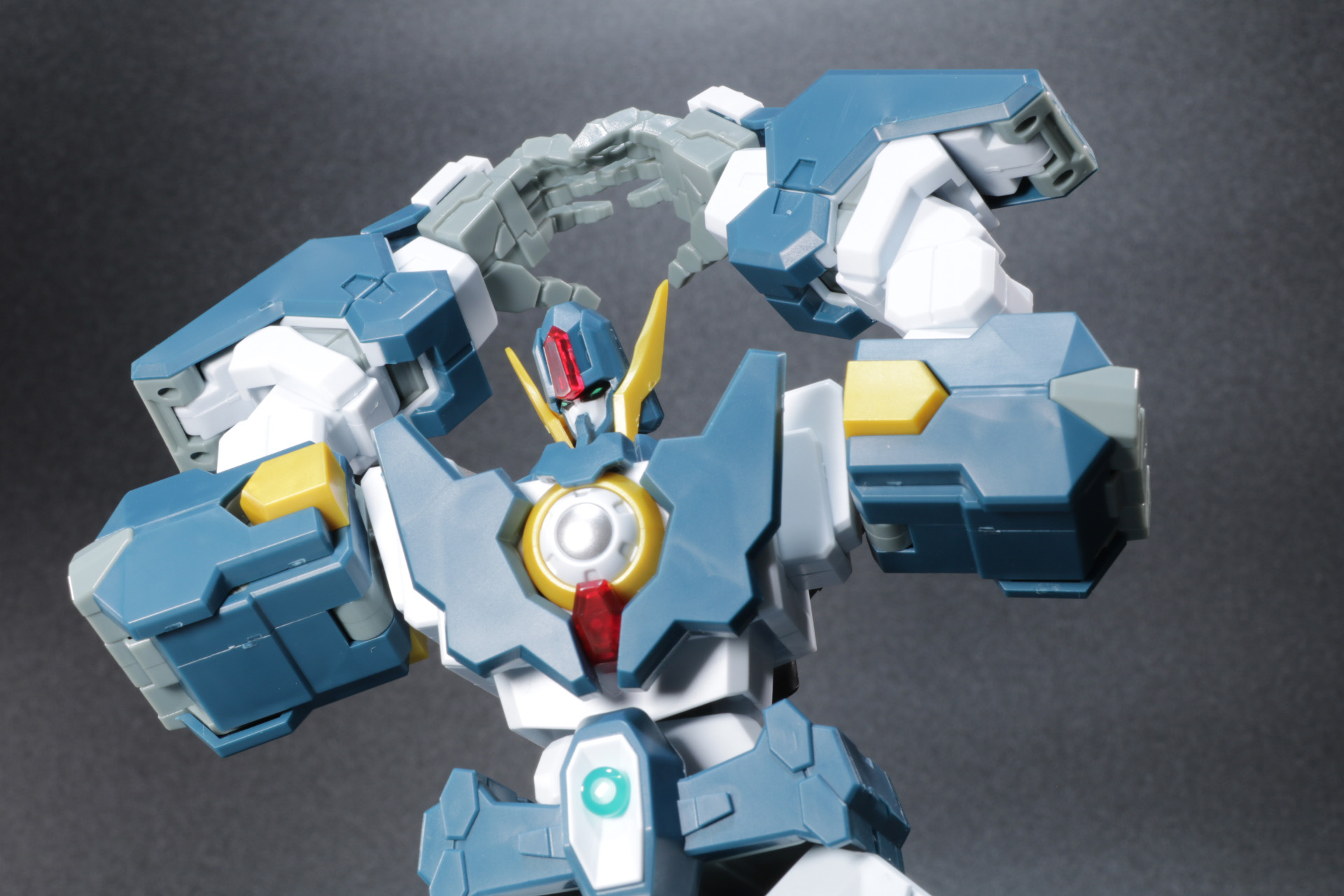 エネルギー弾を手に込めて大きく振りかぶり