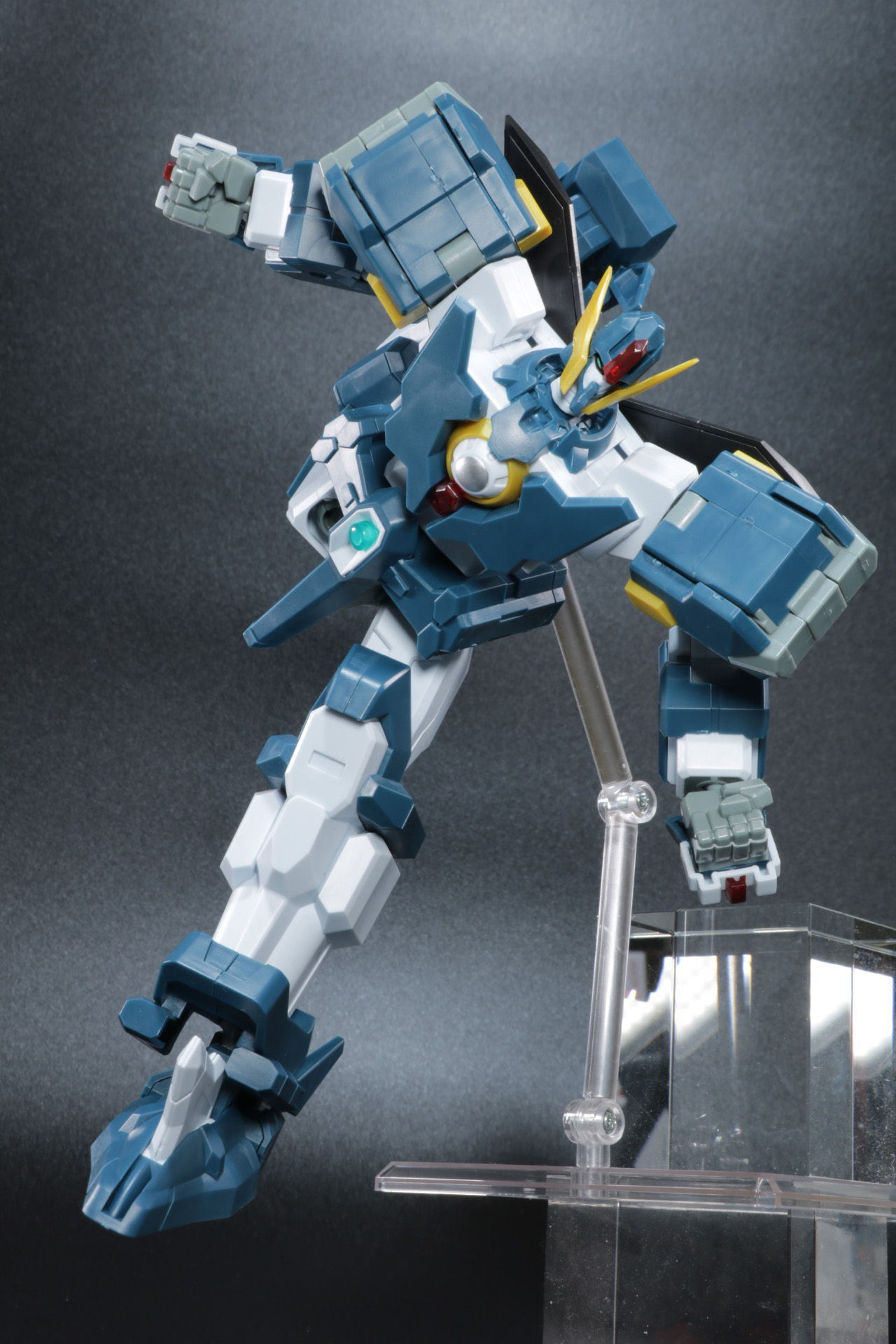 「日輪光烈大撃破」の発展技「日輪烈光・飛天鳳凰脚」の高く足を上げたポーズも再現可能