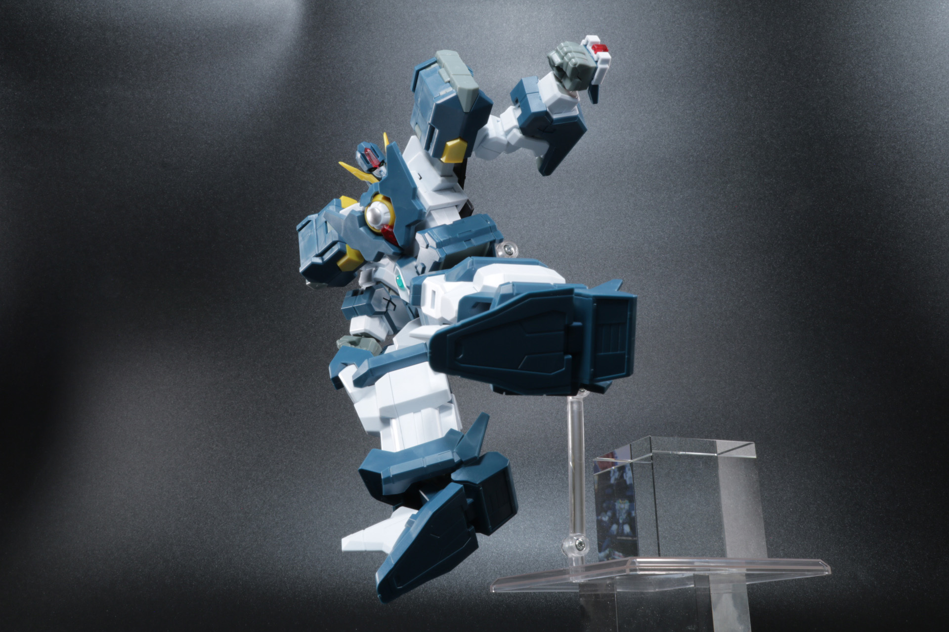 トドメのキックのポーズもできる