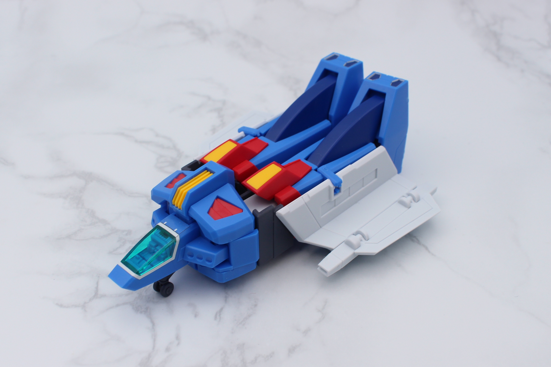 翼を開いて機種パーツを取り付ける。ブングル・ローバー飛行形態の飛行形態に