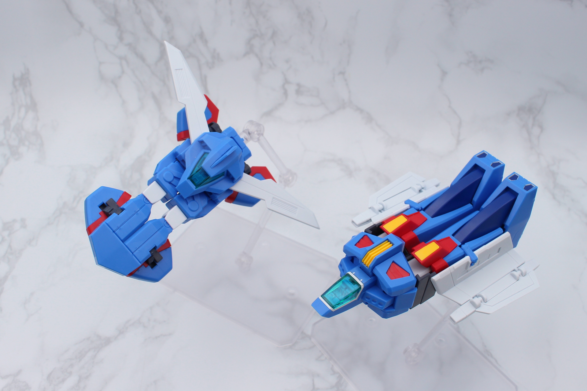 アクションベースを使用すれば、飛行時の様子も再現できる。飛行時はブングル・ローバーのランディングギアは取り外そう