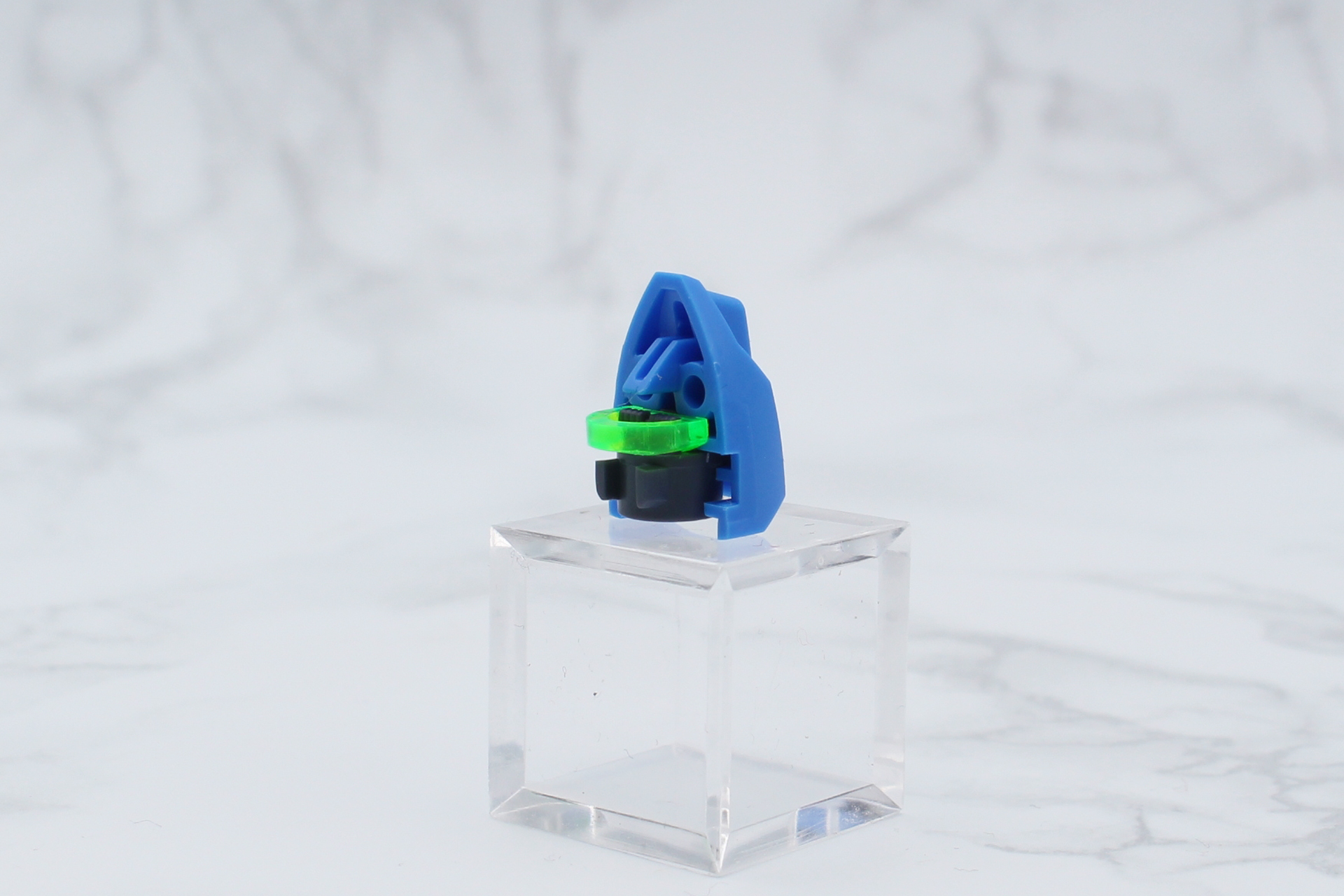 頭部の組み立て。バイザーはイエローグリーンを使用する