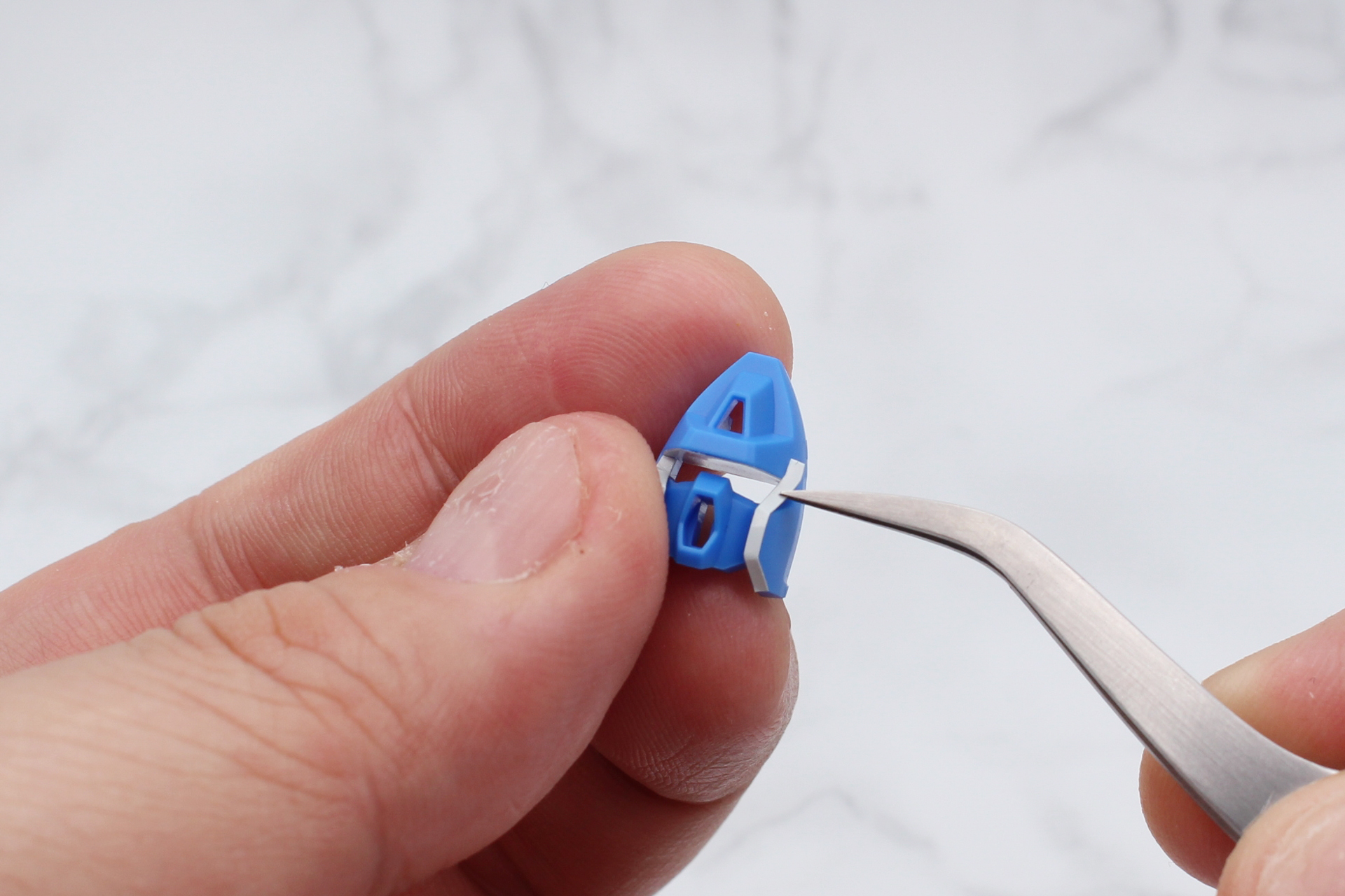 顔の横のラインはシール。かなり細いので、ピンセットの仕様を推奨