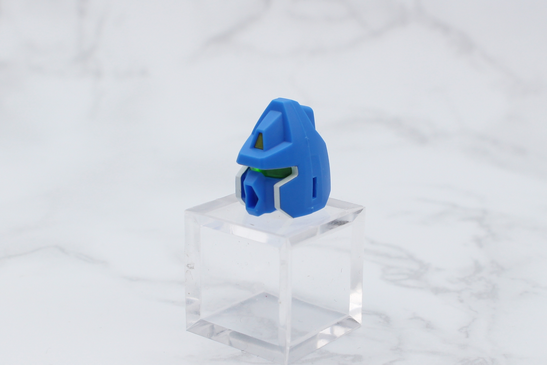 額のカメラのパーツを組み込んで頭部の前後を組み立て