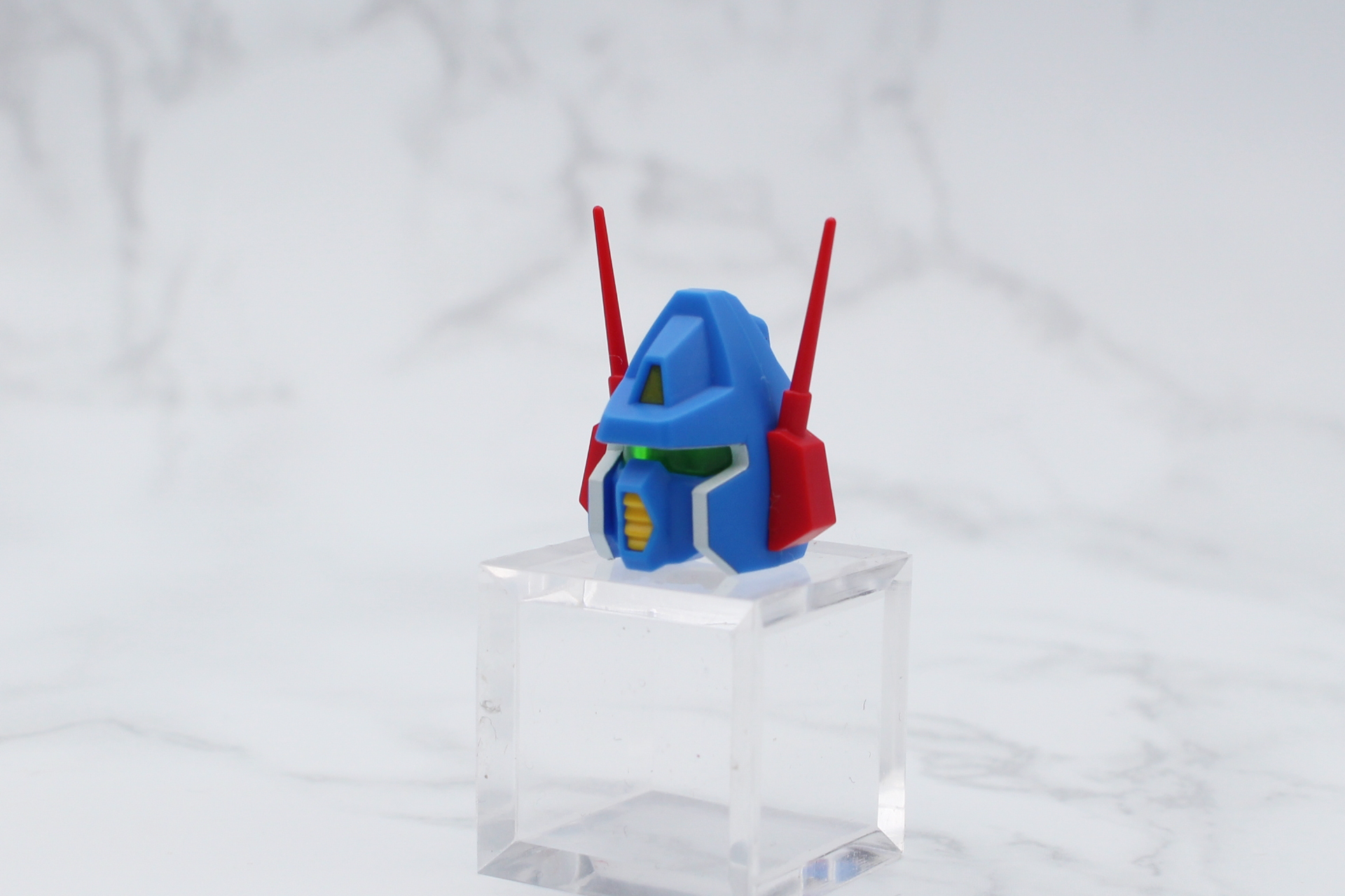 口のベンチレーターと左右のアンテナを取り付けて頭部が完成