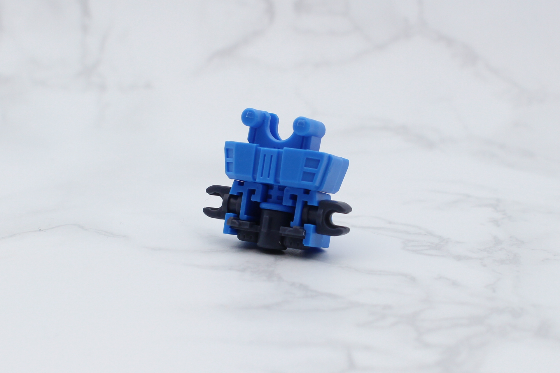 腹部のパーツを取り付ける。左右に見えるのはタイヤ用のジョイント