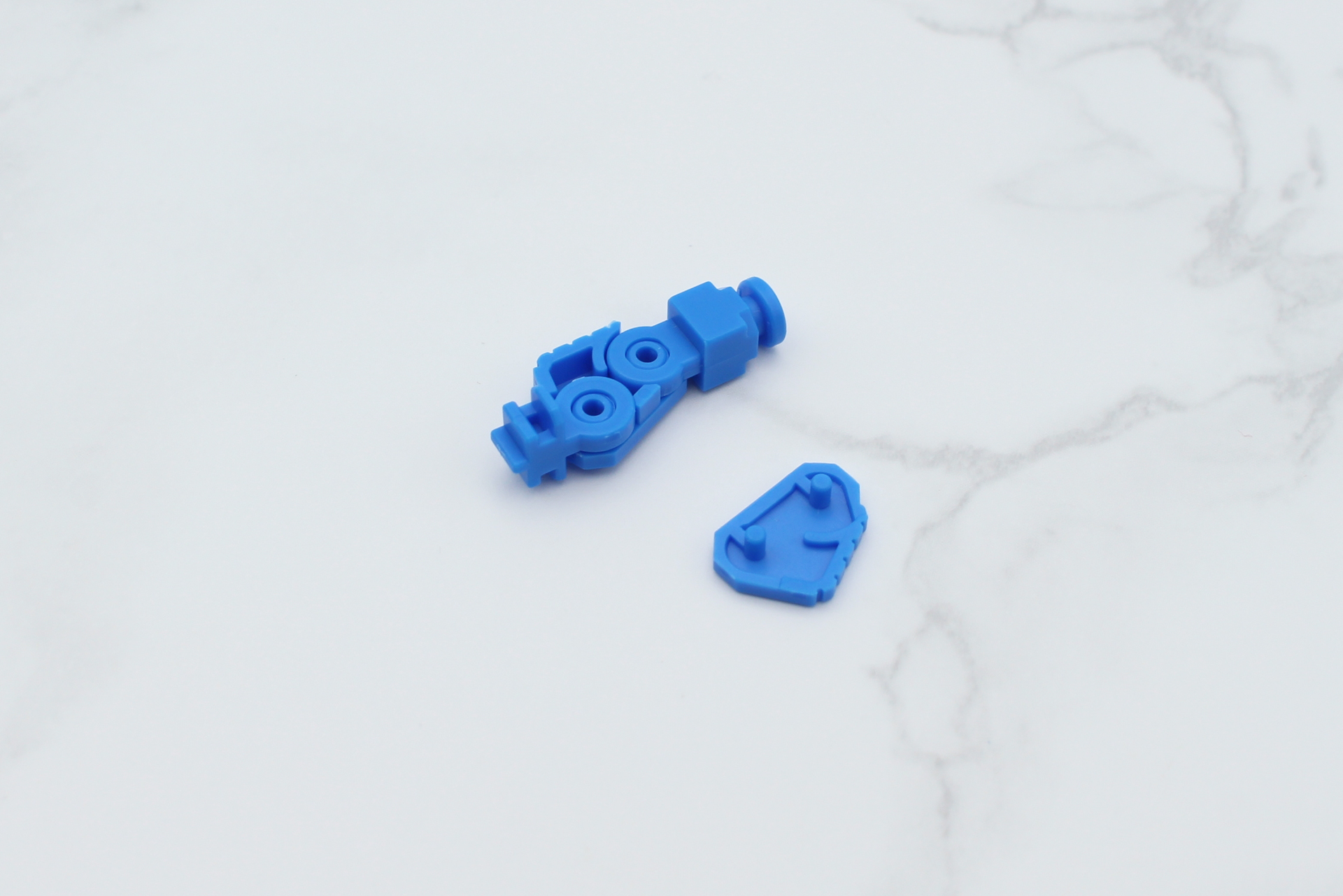 腕の組み立て。これは肘の関節